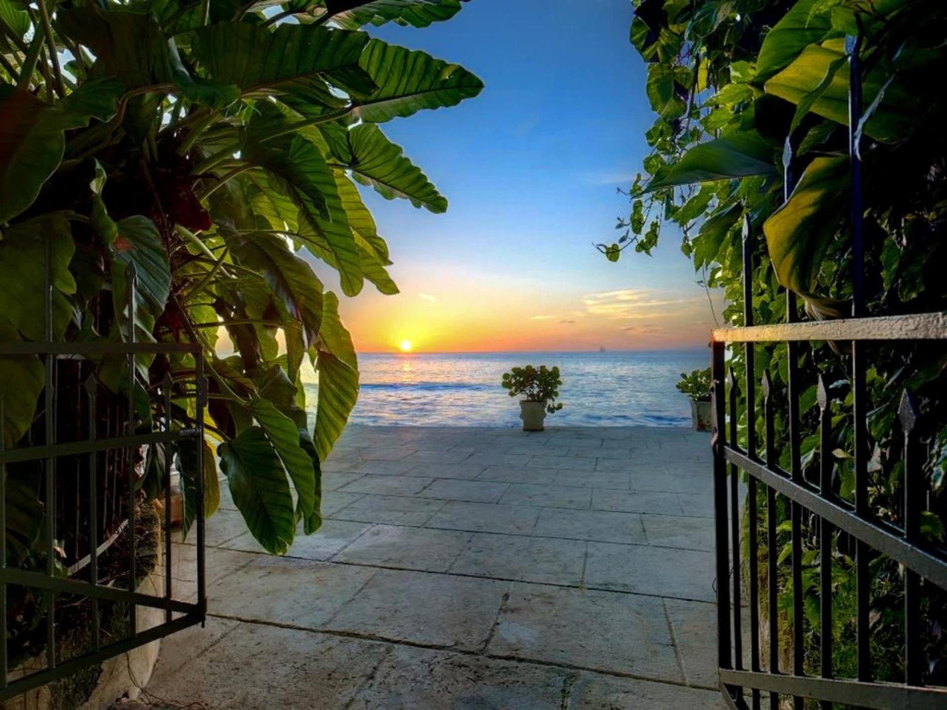 Exquisite Villa Which in Crescent-shaped Shoreline