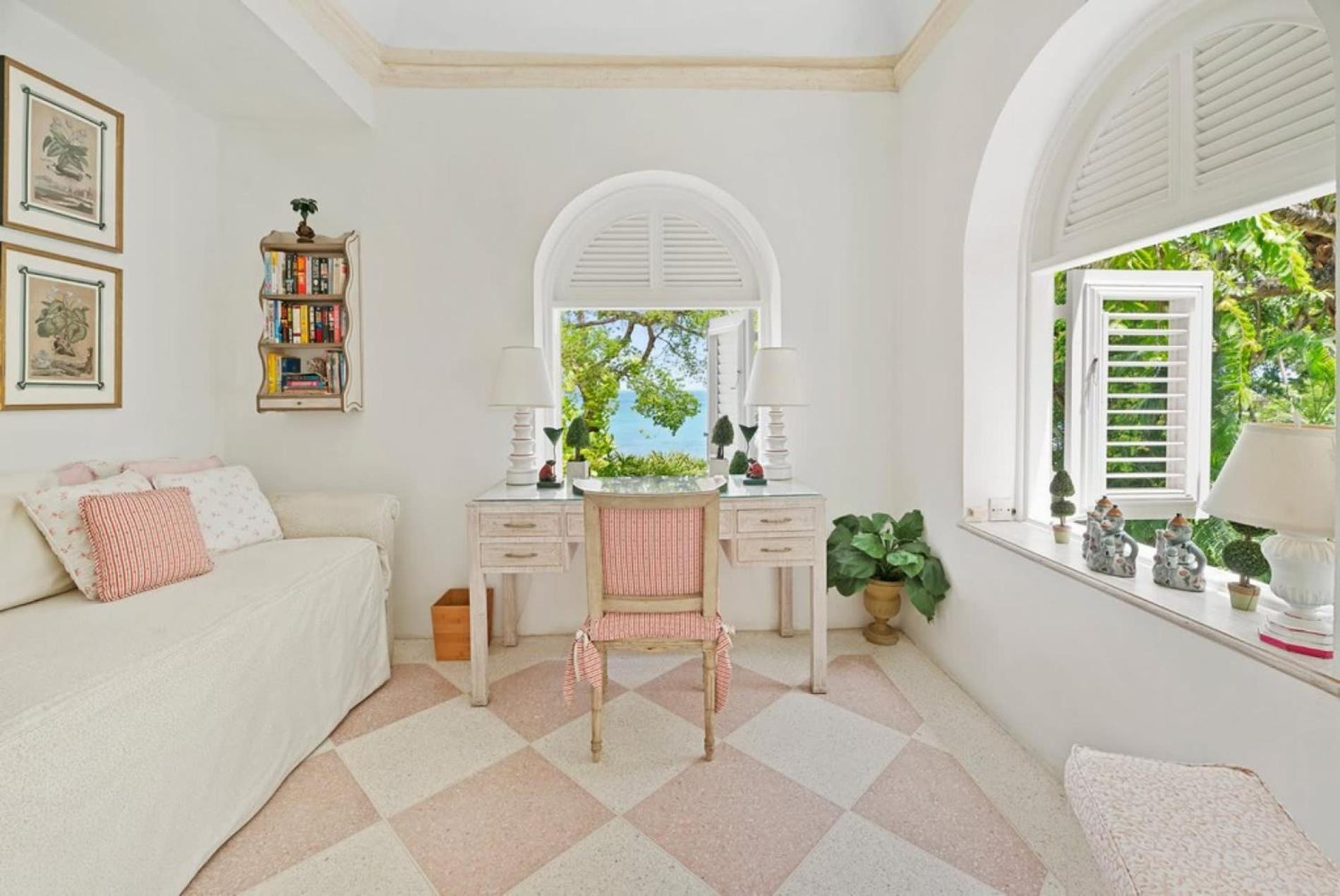 Exquisite Villa Which in Crescent-shaped Shoreline