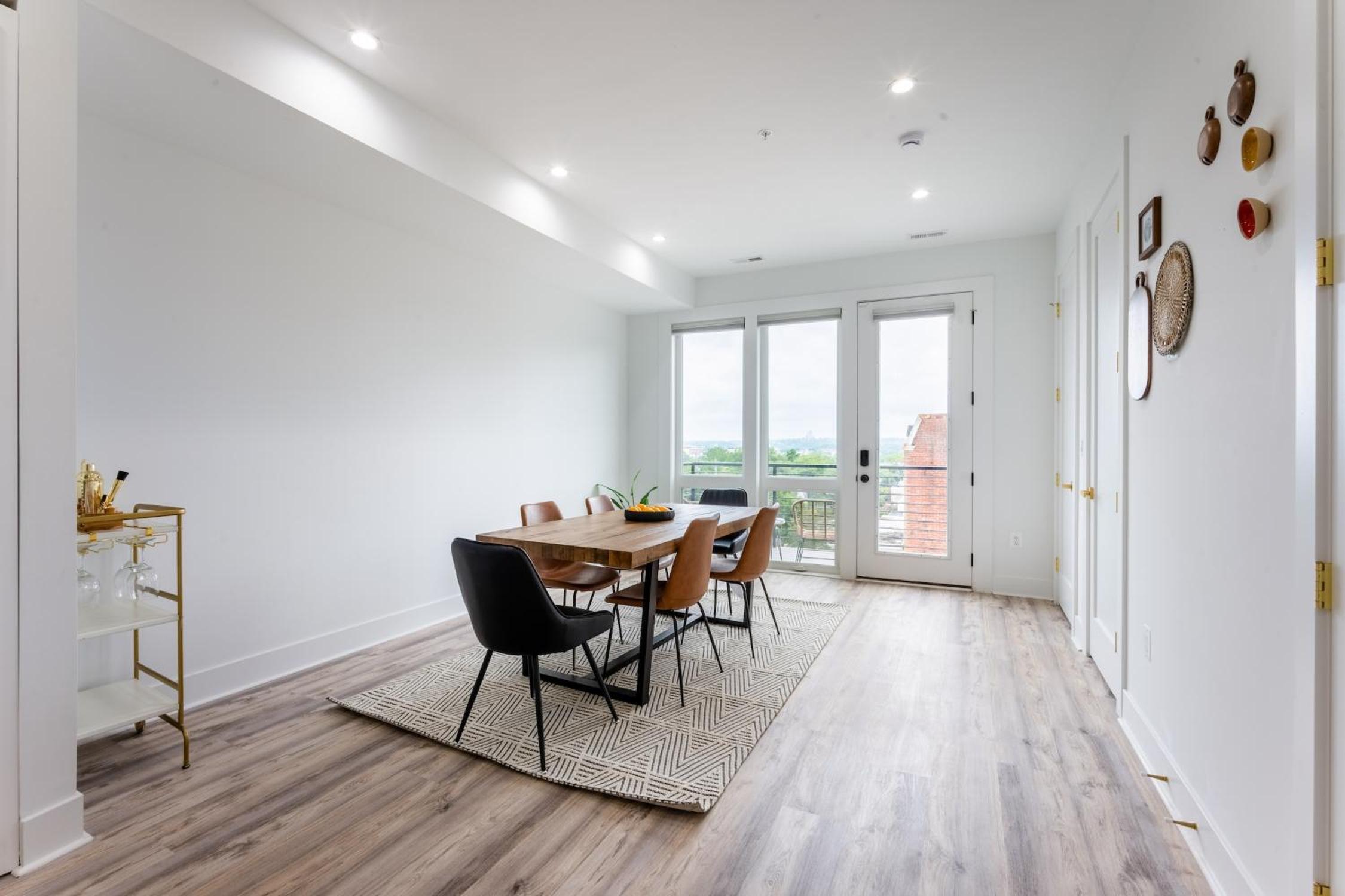 Modern 3BR Condo, Rooftop & Downtown Views view 2