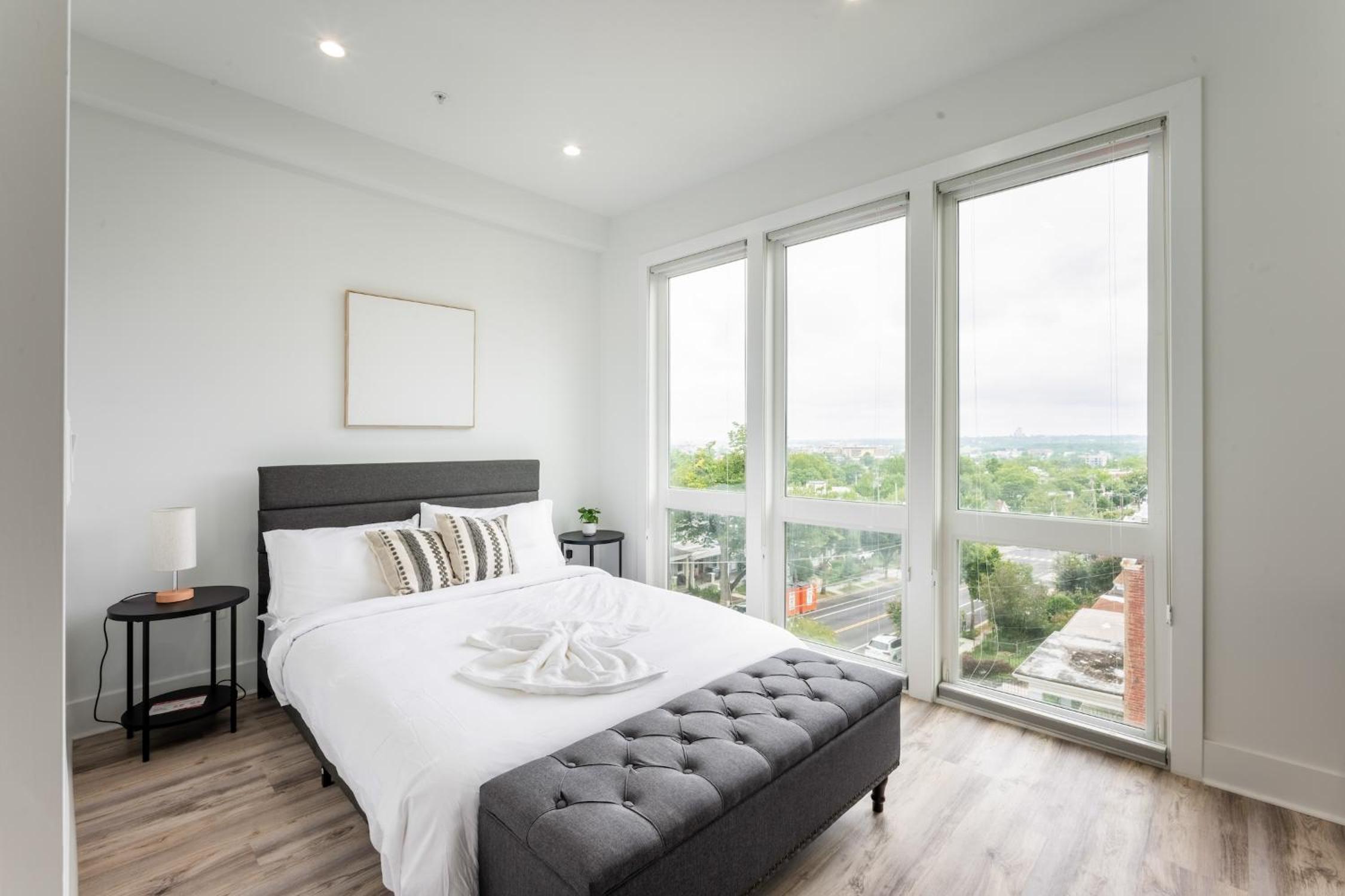 Modern 3BR Condo, Rooftop & Downtown Views view 4