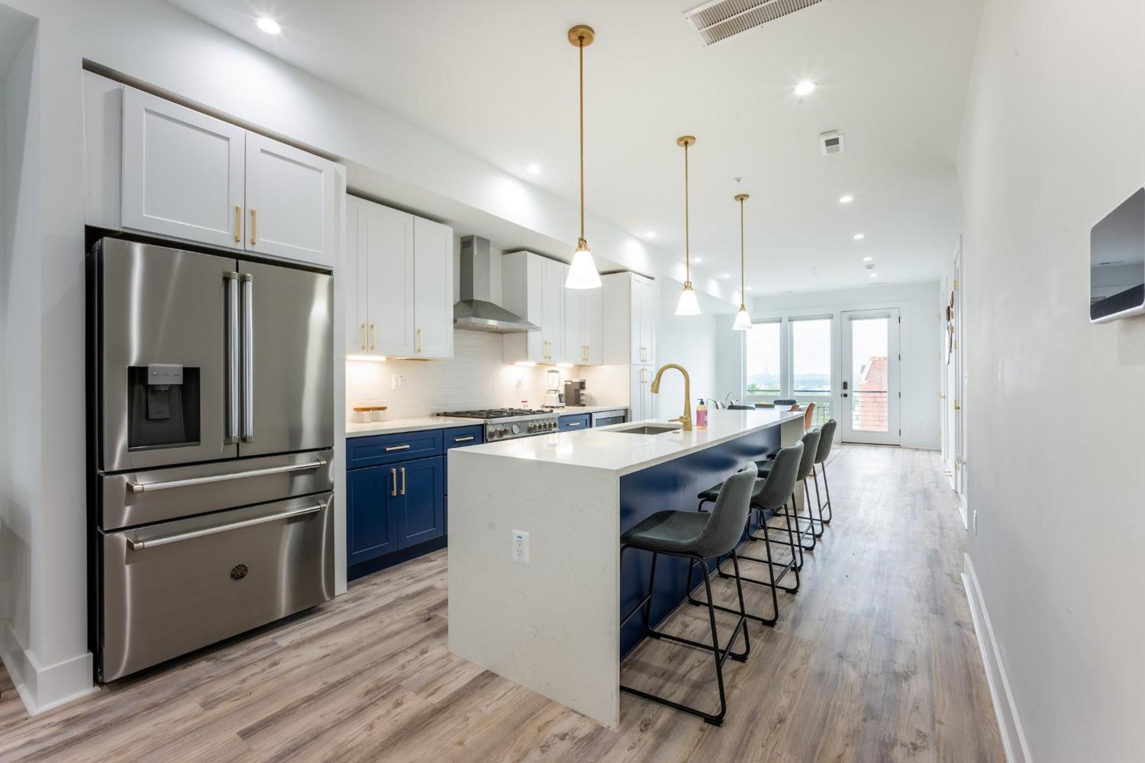 Modern 3BR Condo, Rooftop & Downtown Views view 5