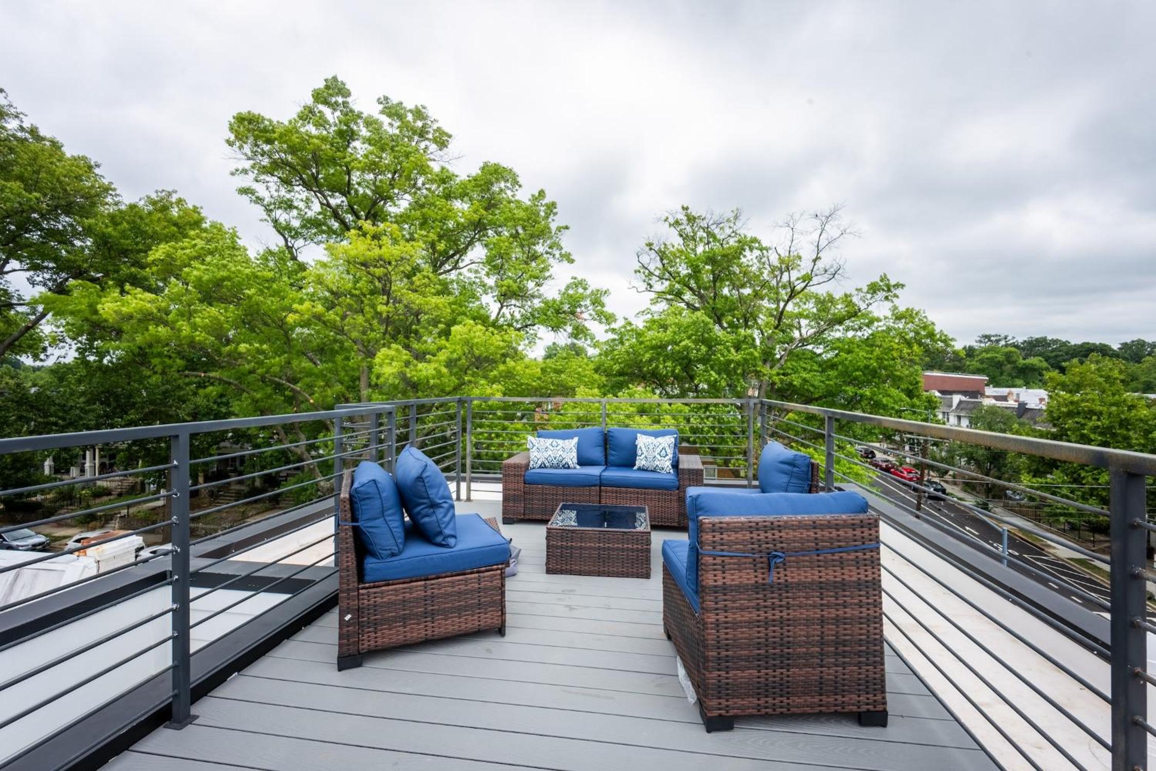 Modern 3BR Condo, Rooftop & Downtown Views view 3