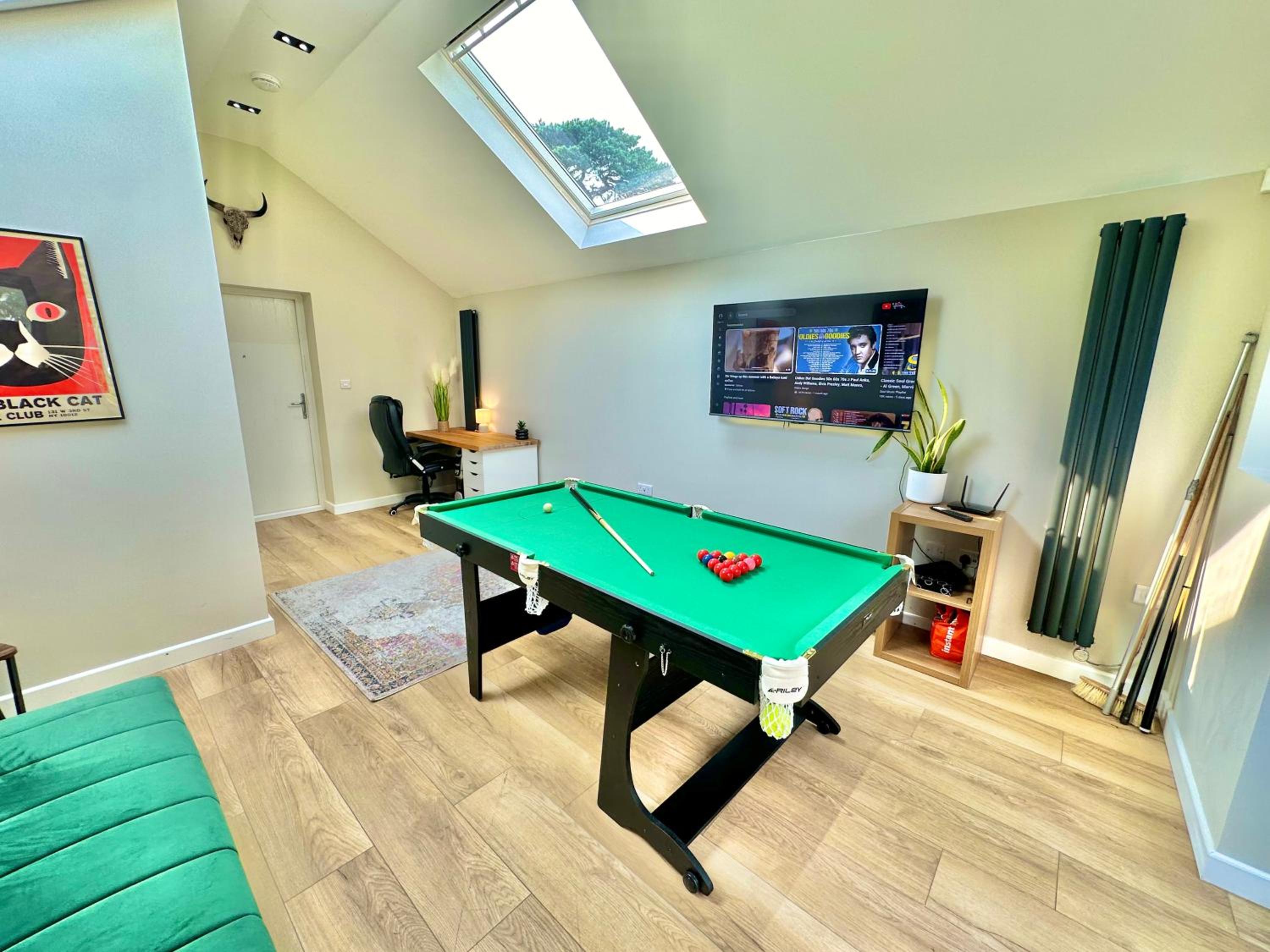 Family Three Bedroom Home - Outbuilding Games Room - Walk to Town and Beach - Free Parking view 2