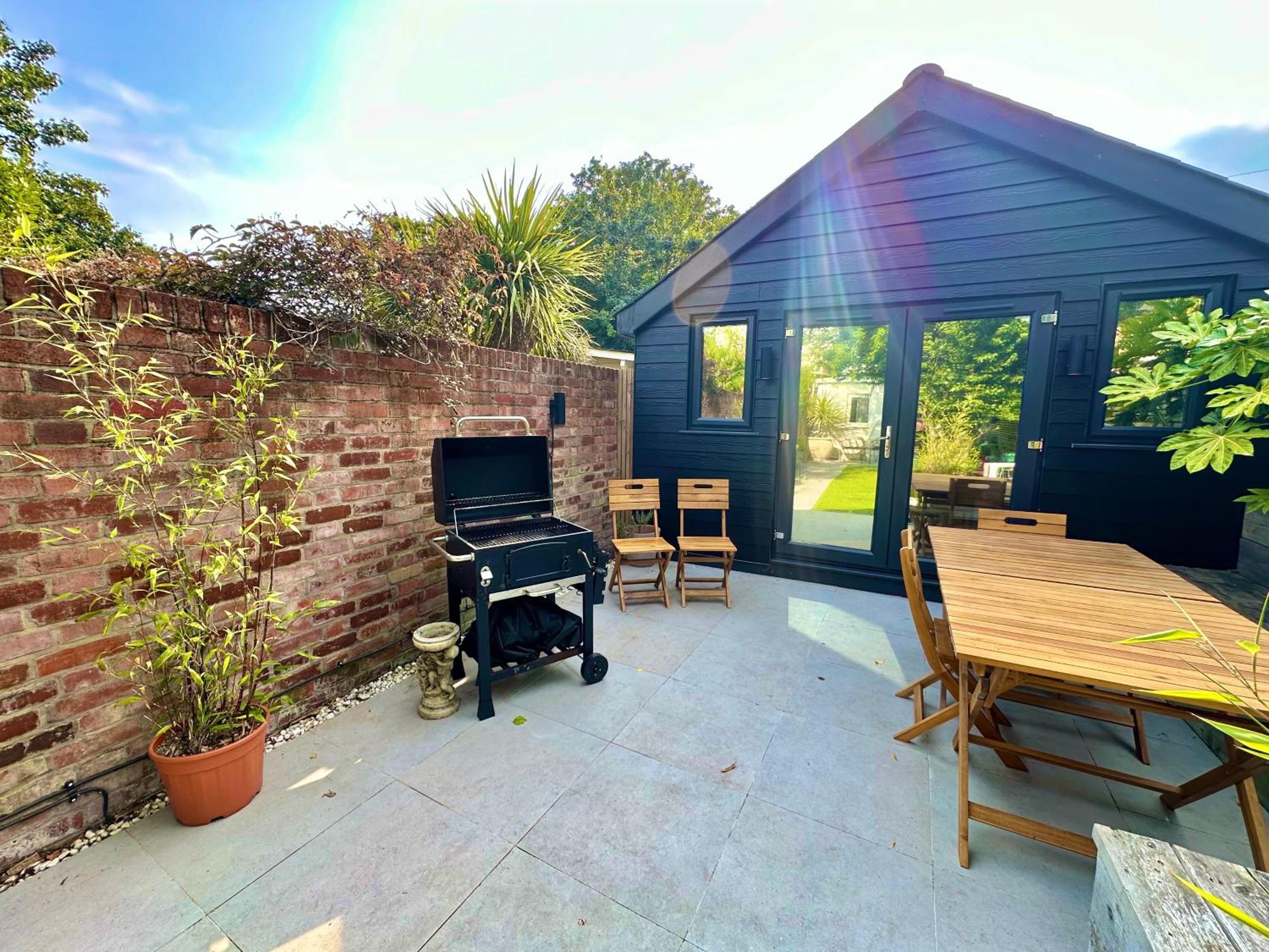 Family Three Bedroom Home - Outbuilding Games Room - Walk to Town and Beach - Free Parking view 3