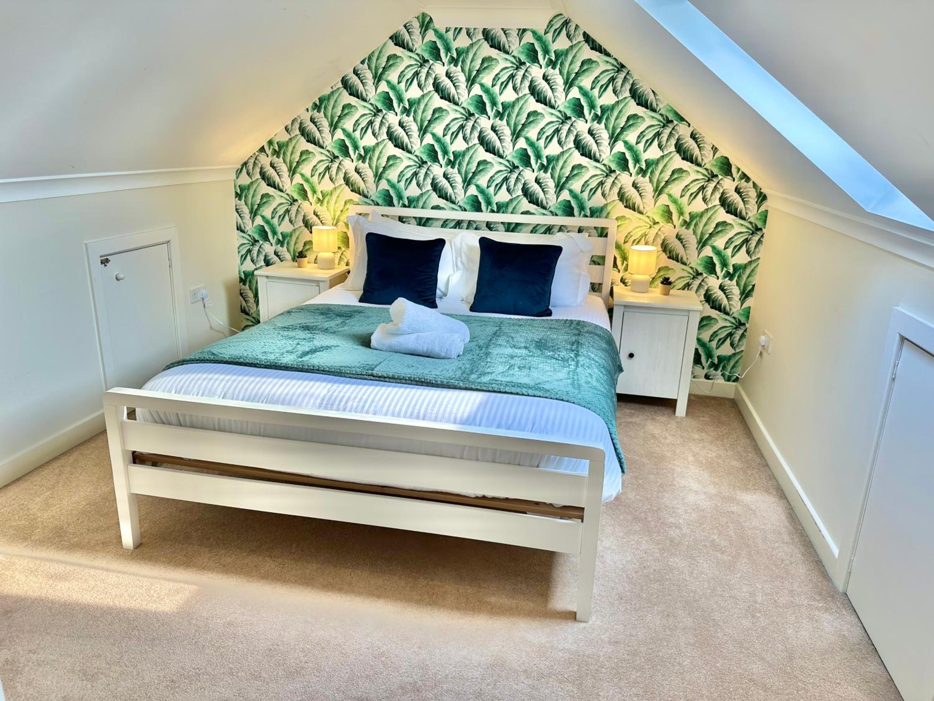 Family Three Bedroom Home - Outbuilding Games Room - Walk to Town and Beach - Free Parking view 5