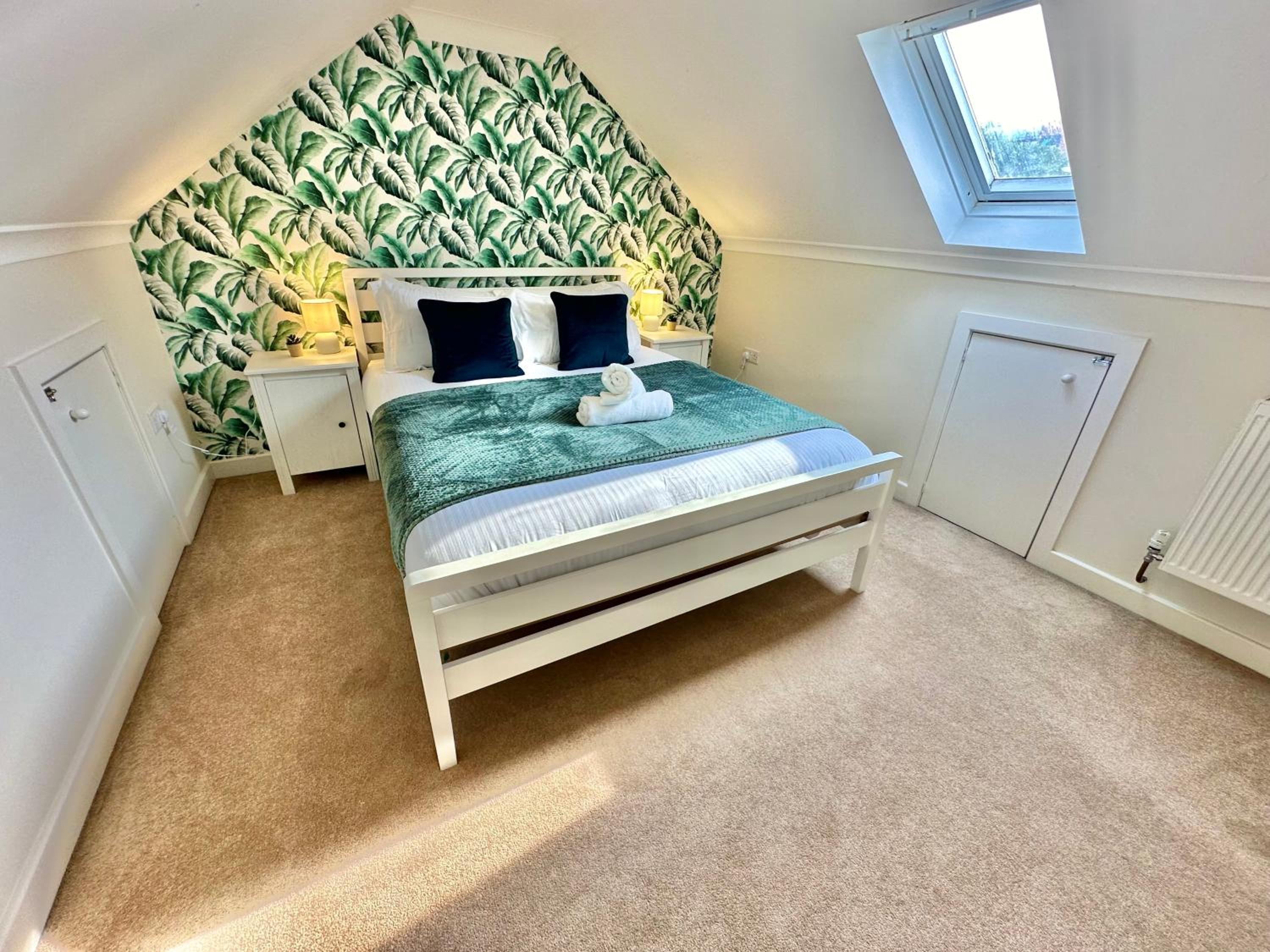 Family Three Bedroom Home - Outbuilding Games Room - Walk to Town and Beach - Free Parking view 4