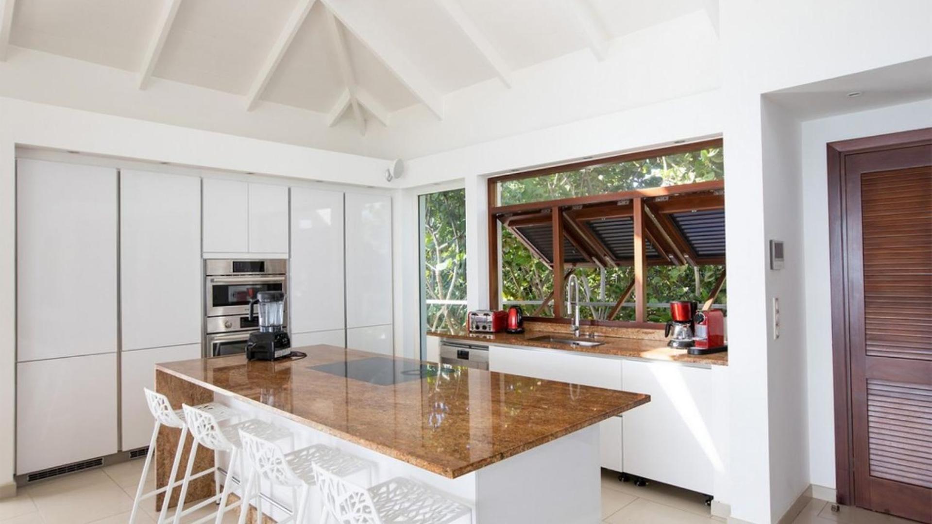Deluxe 4BR beachfront villa with sunset views