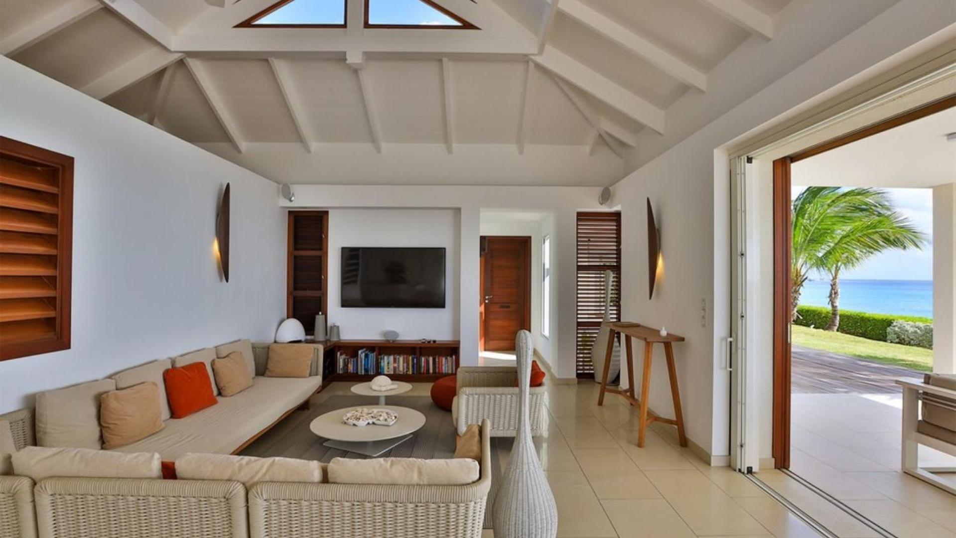 Deluxe 4BR beachfront villa with sunset views