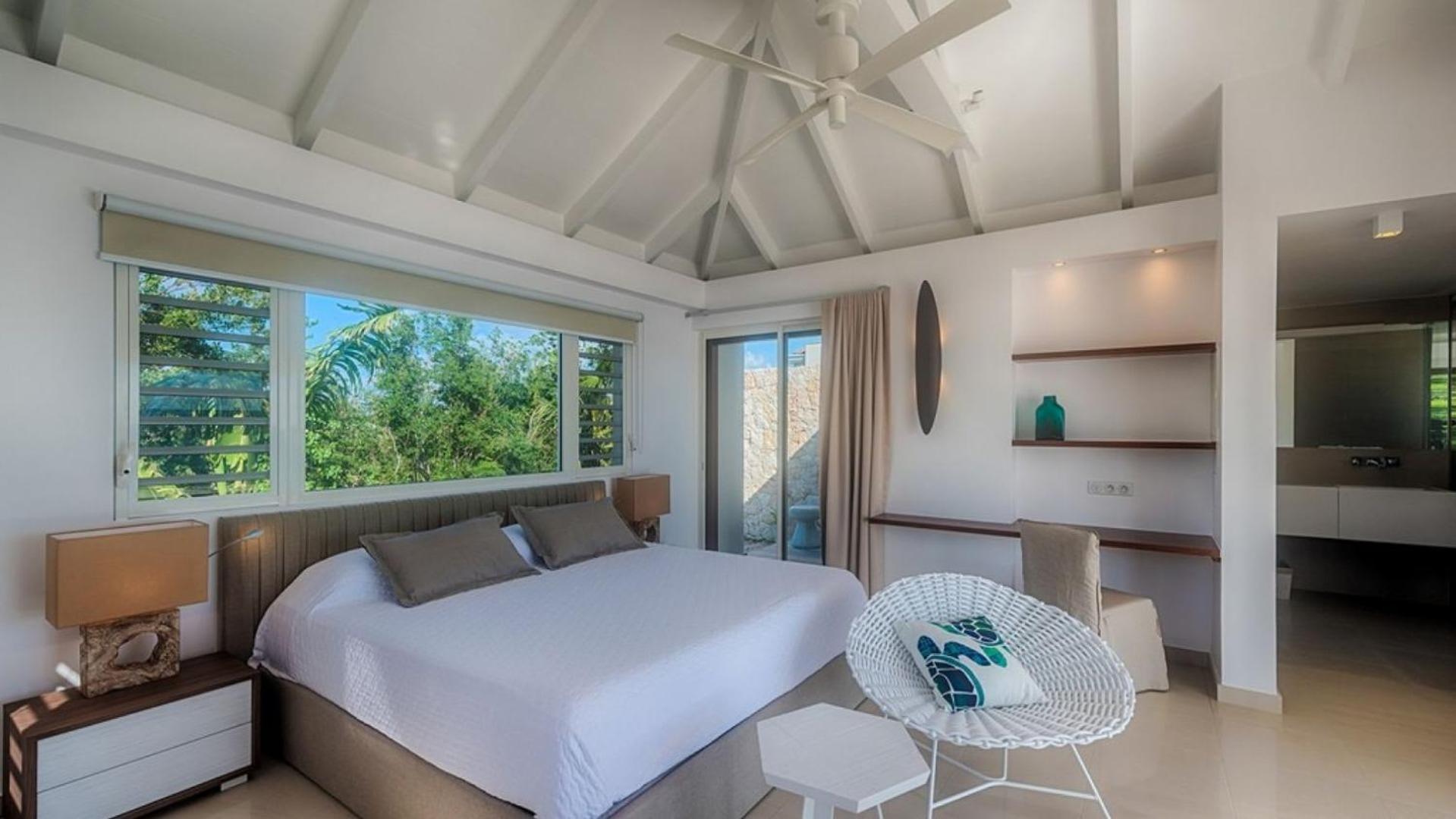 Deluxe 4BR beachfront villa with sunset views