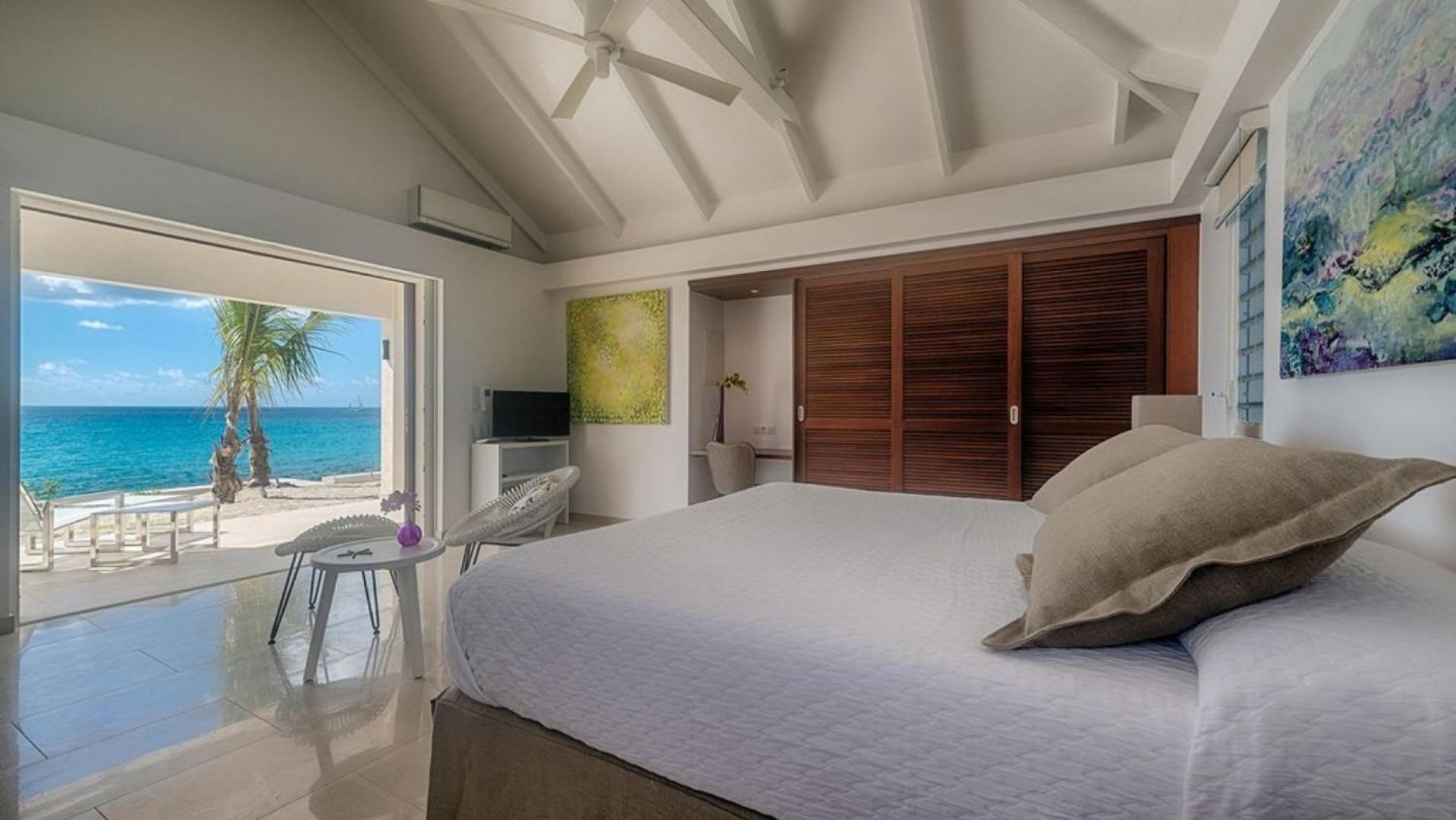 Deluxe 4BR beachfront villa with sunset views