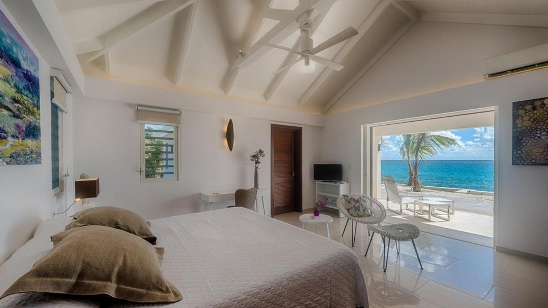 Deluxe 4BR beachfront villa with sunset views