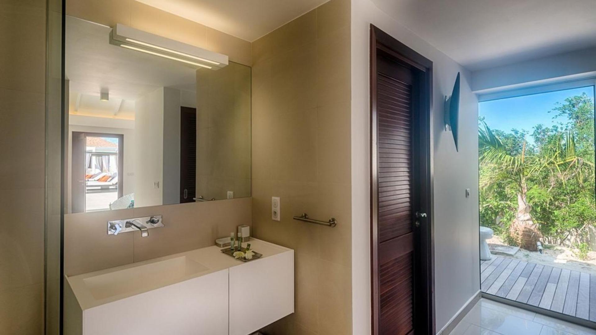 Deluxe 4BR beachfront villa with sunset views