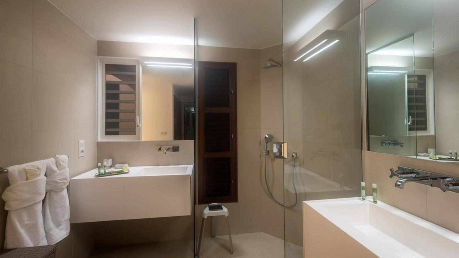 Deluxe 4BR beachfront villa with sunset views