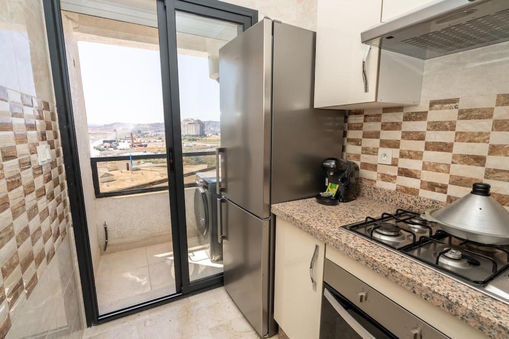 Élégant appartement proche de la mer, du TGV et de Tanger city center view 2