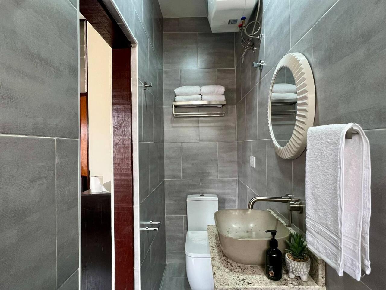 Modern 1BR with Ensuite Bathroom