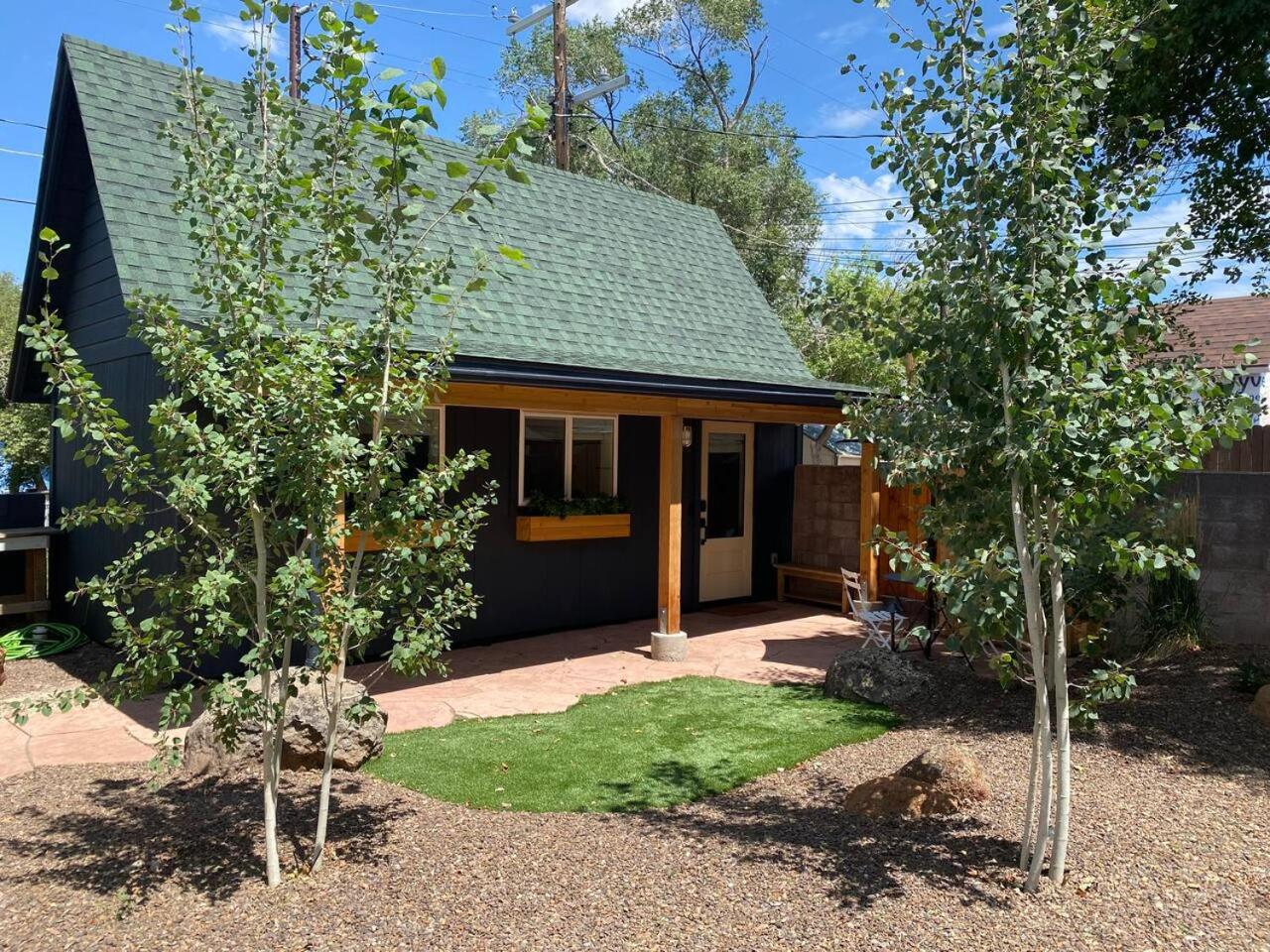 Adorable Tiny House near Grand Canyon, Fire Pit and Walk to Town in Williams, US