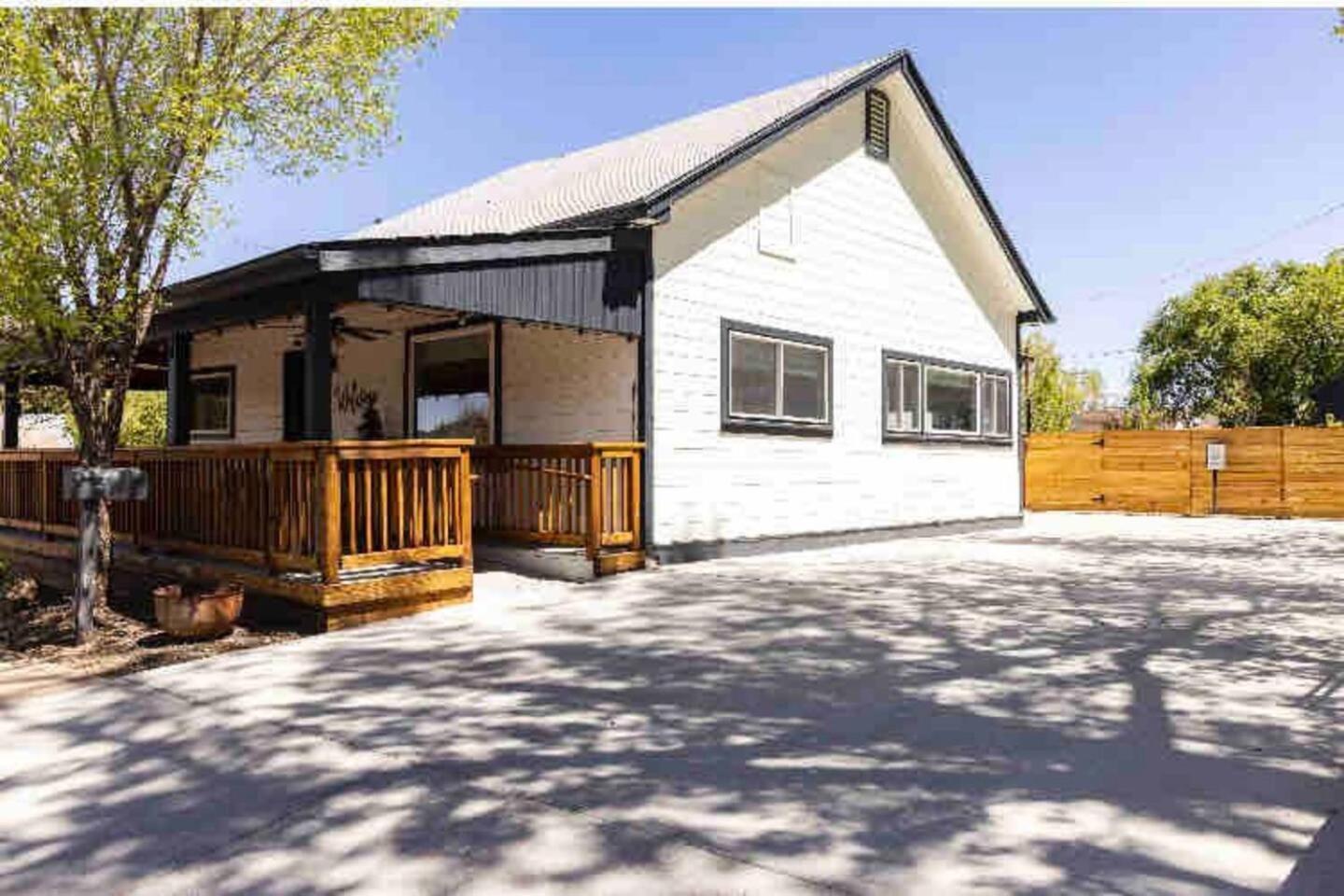 Adorable Tiny House near Grand Canyon, Fire Pit and Walk to Town view 3