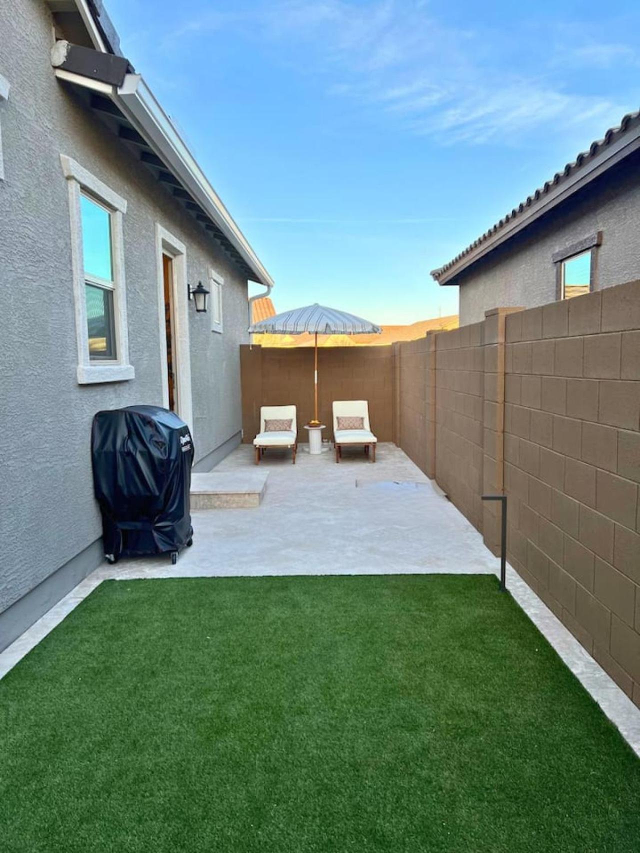Luxury 1 BR Casita with Private Yard, Garage and WD view 5