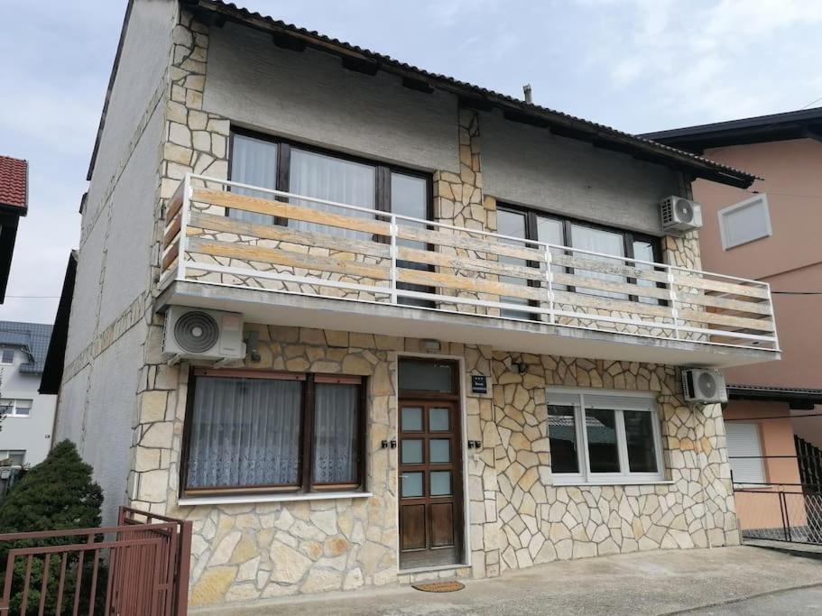 Cozy 1-bdrm apt in Dubec, ideal for work or study view 3