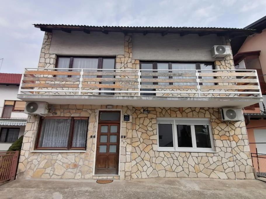 Cozy 1-bdrm apt in Dubec, ideal for work or study view 2