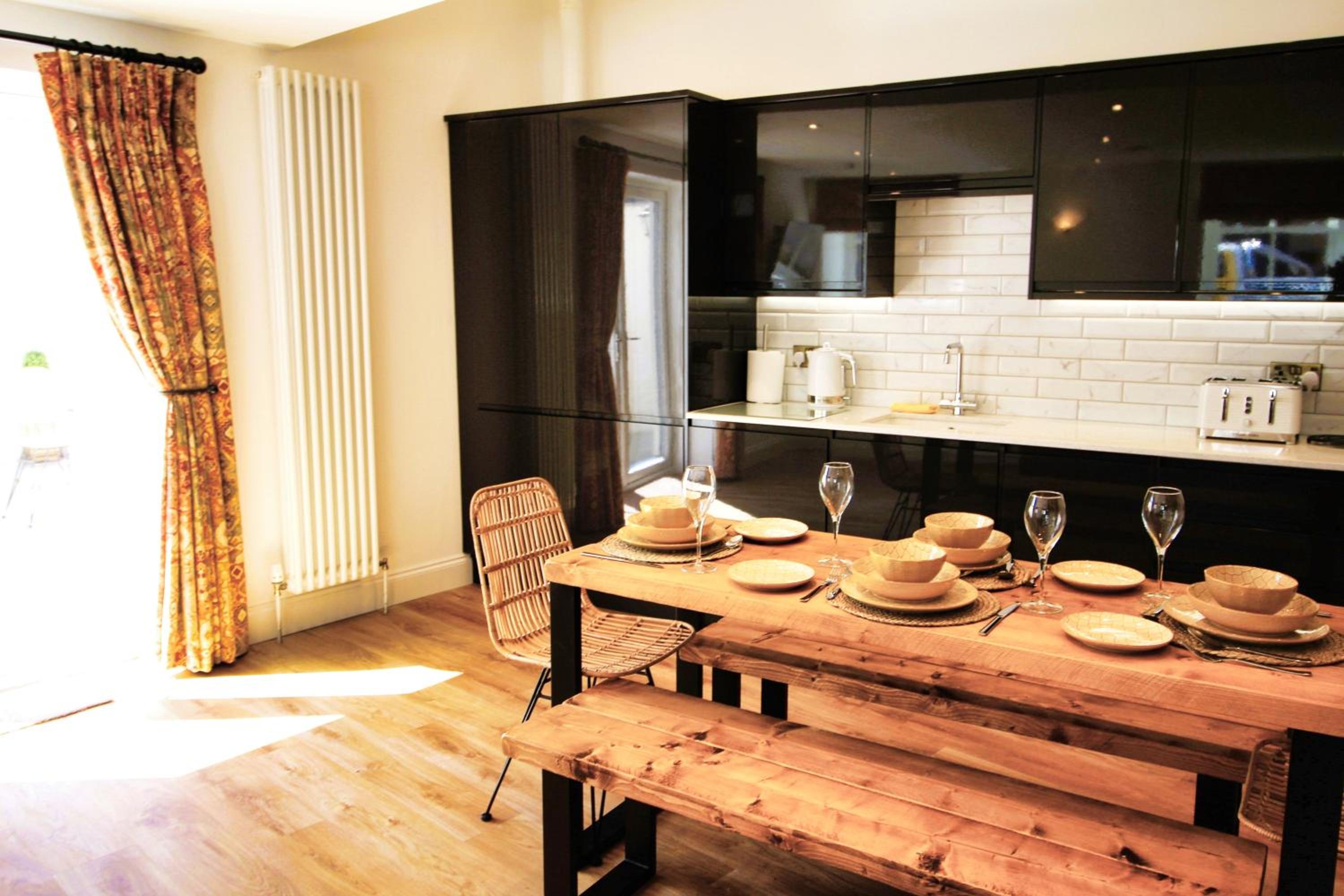 Sleeps 4 - Town Centre - Very High End Renovation - Private Garden - Close to Train Station - Fast Wifi view 2