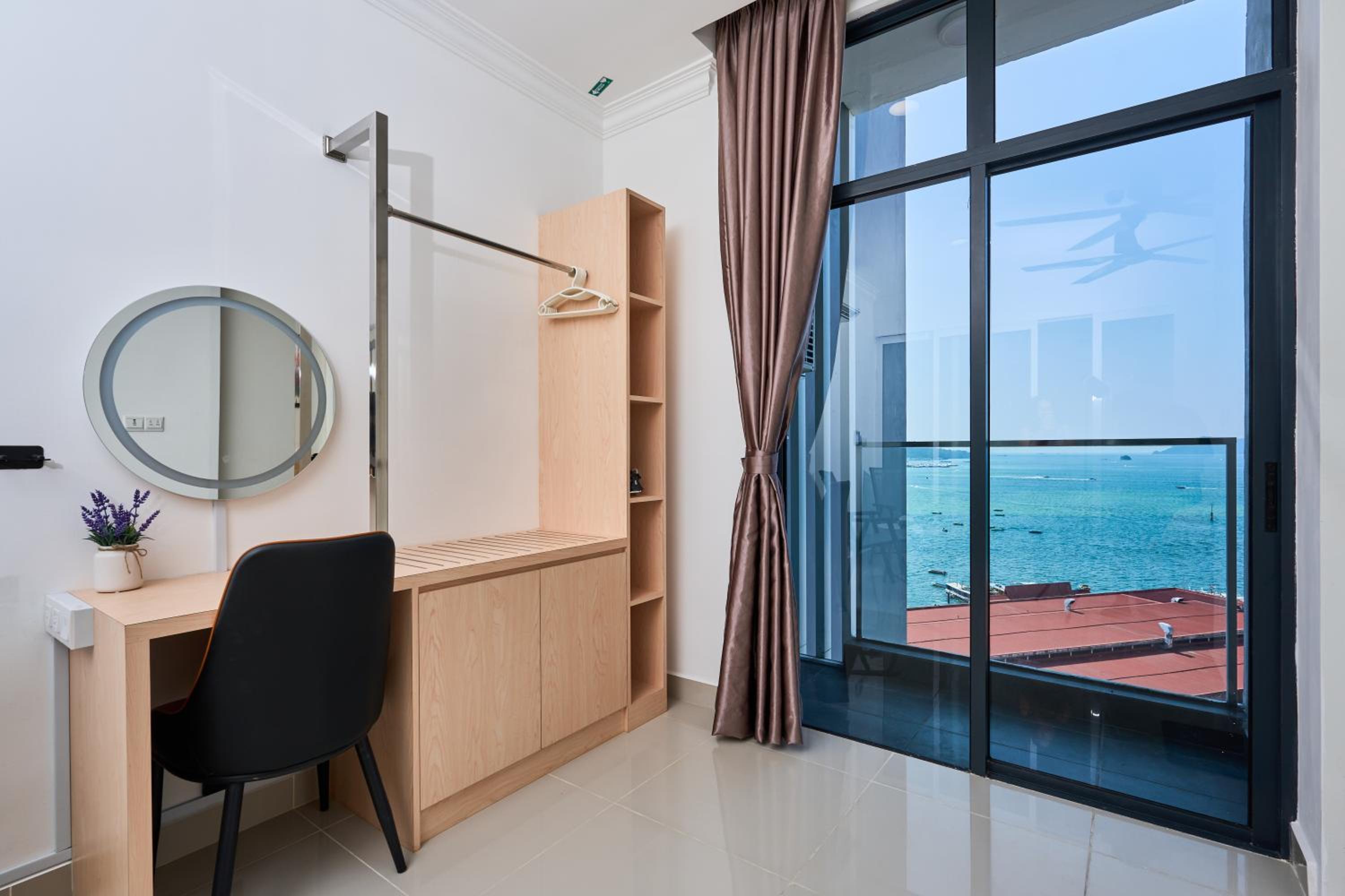 The Shore by HF Suites photo 4