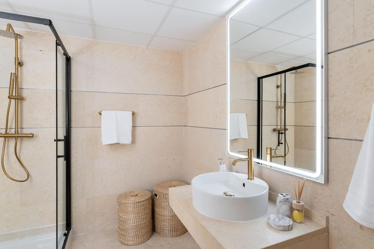 Seaview 2BR Penthouse with Terrace & Pool Access