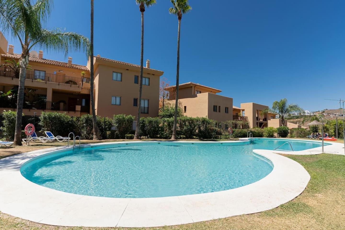 Seaview 2BR Penthouse with Terrace & Pool Access