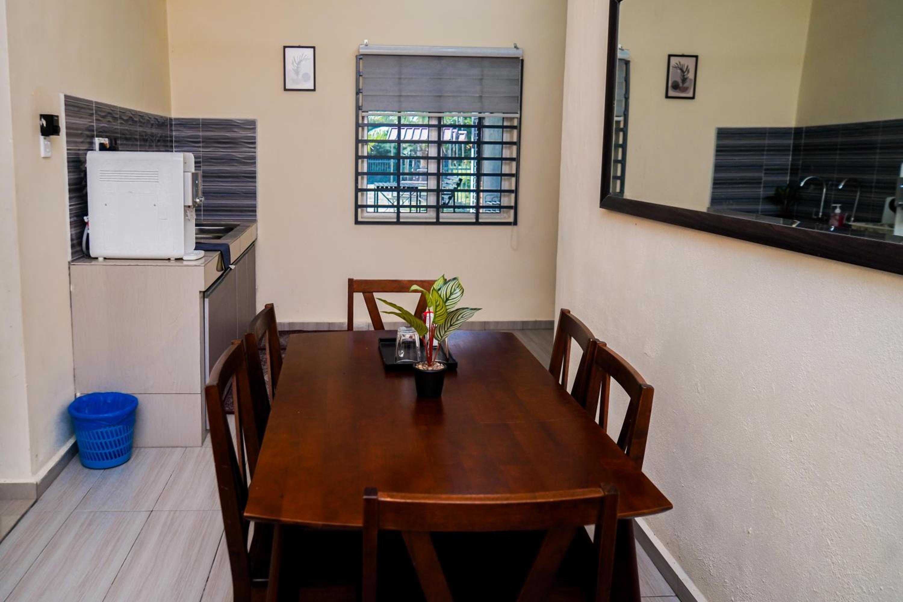 Adorable 2-bedroom home with Pool, Wi-Fi and BBQ photo 3