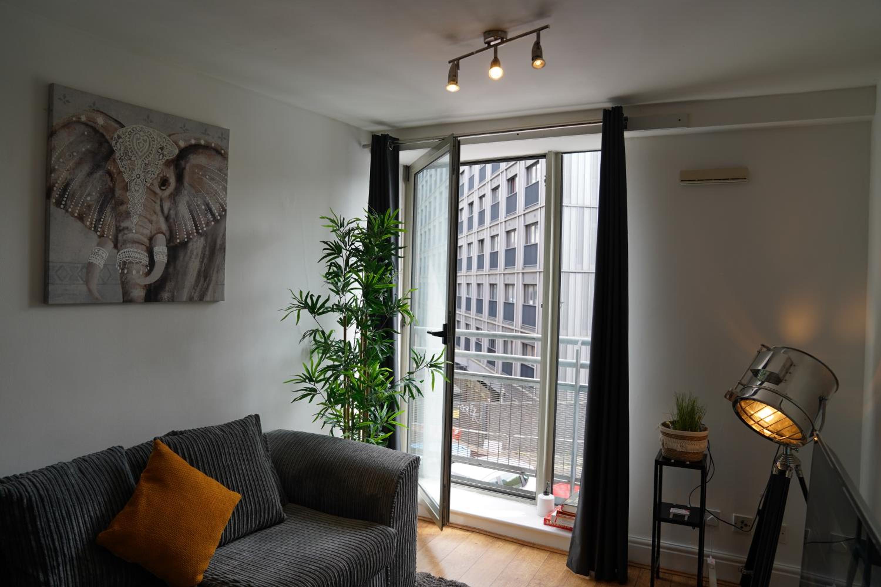 Cozy 1 Bed Flat, Bham City Centre, Free Parking Sleeps 2