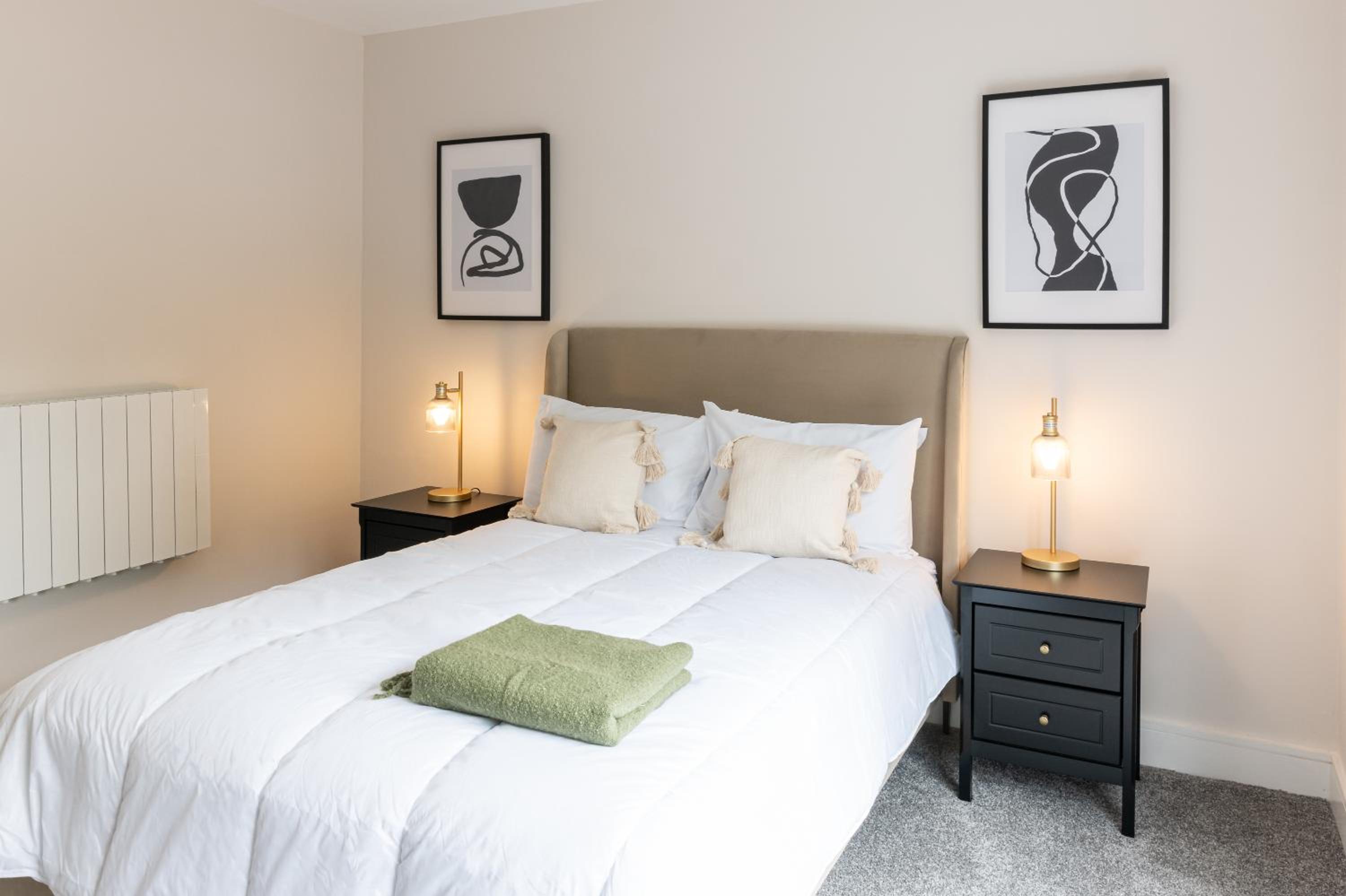 Luxury 4BDR House By Torr Property Group Contractors Accommodation With Free Gated Secure Parking & Private Patio Garden Liverpool view 3