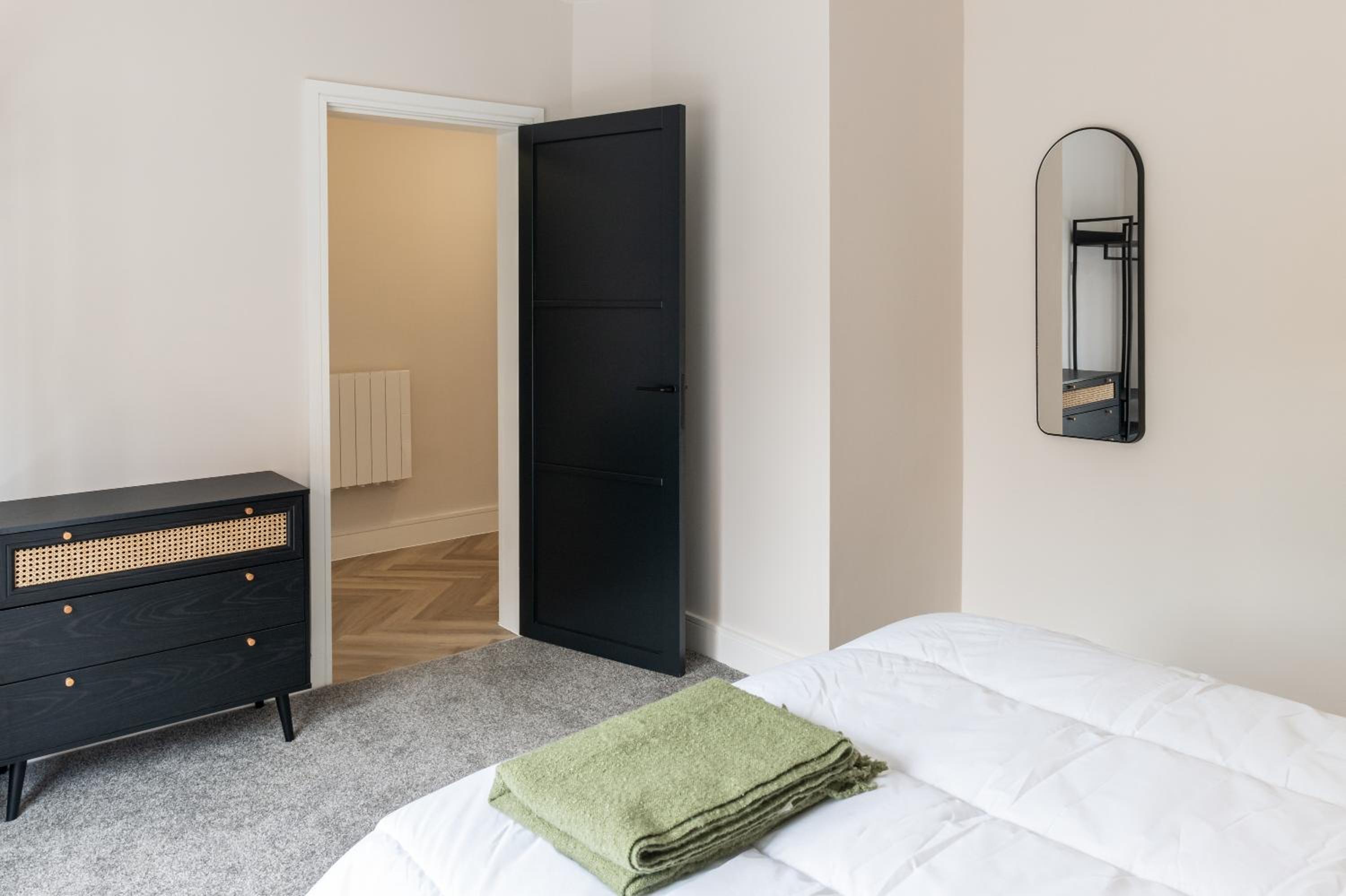 Luxury 4BDR House By Torr Property Group Contractors Accommodation With Free Gated Secure Parking & Private Patio Garden Liverpool view 4