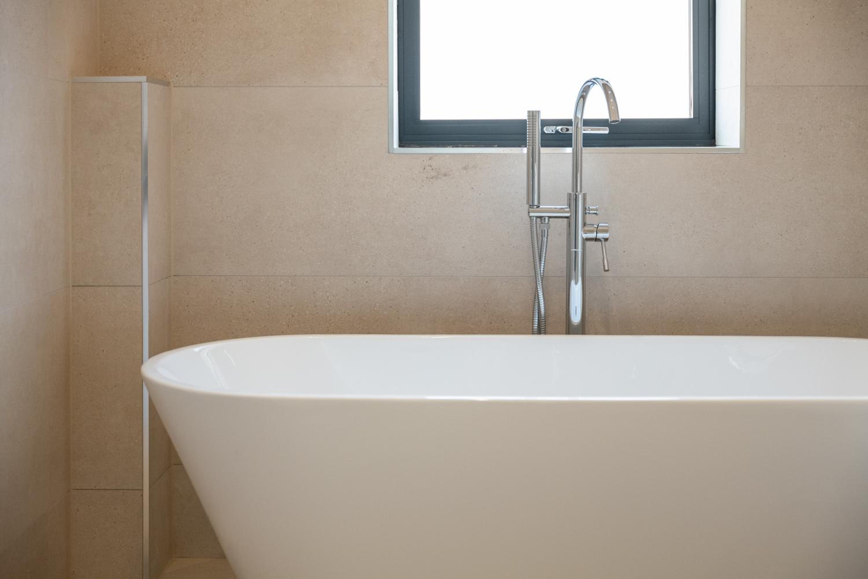 Luxury 4BDR House By Torr Property Group Contractors Accommodation With Free Gated Secure Parking & Private Patio Garden Liverpool view 5