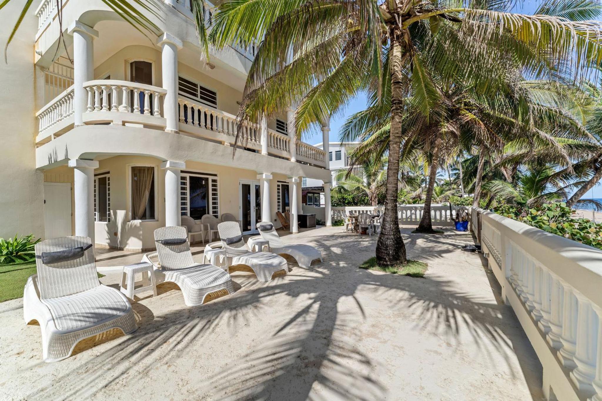 Sandy Beach Villa - Spectacular setting on the beach (full service generator) view 2