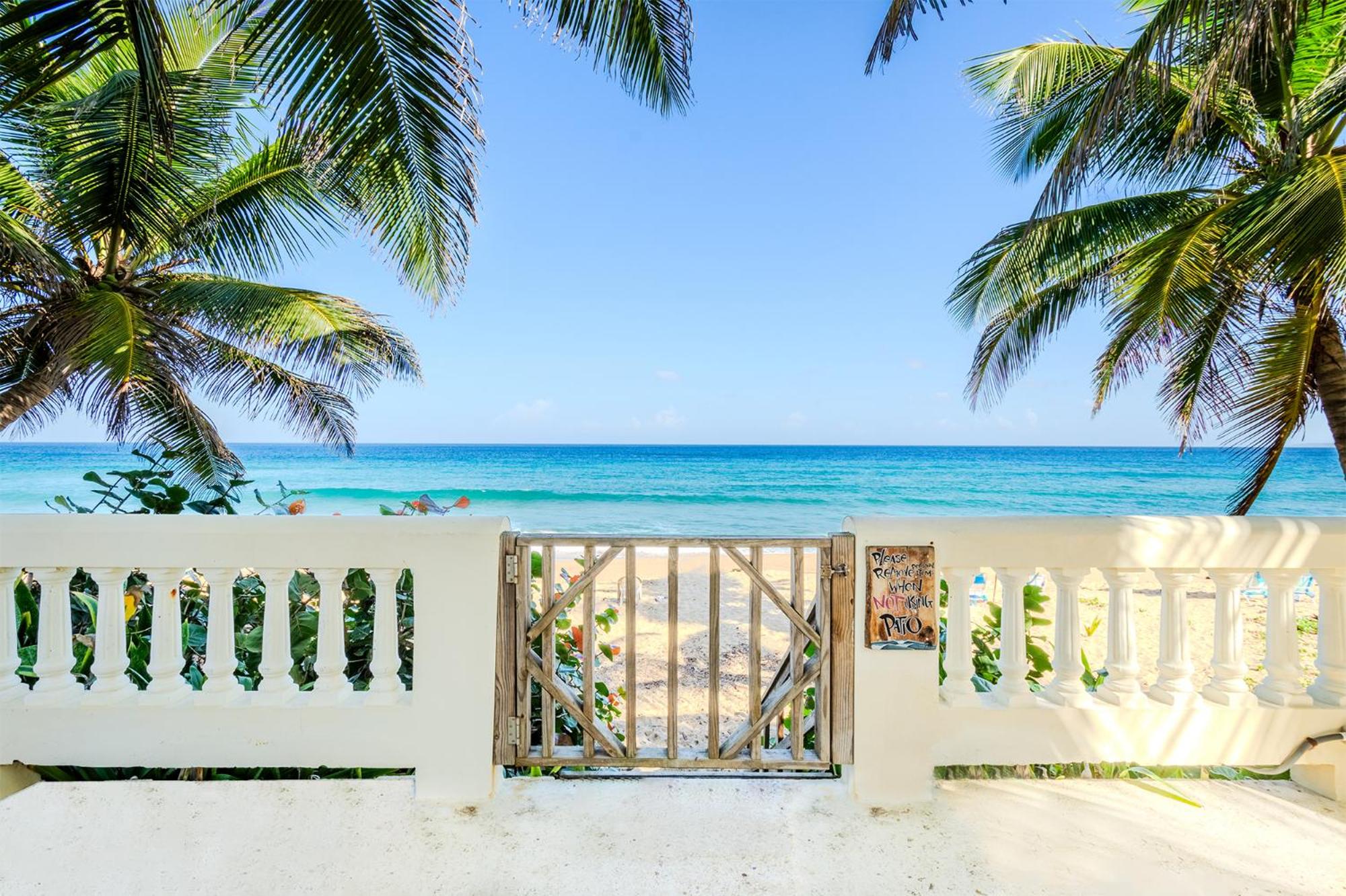 Sandy Beach Villa - Spectacular setting on the beach (full service generator) view 3