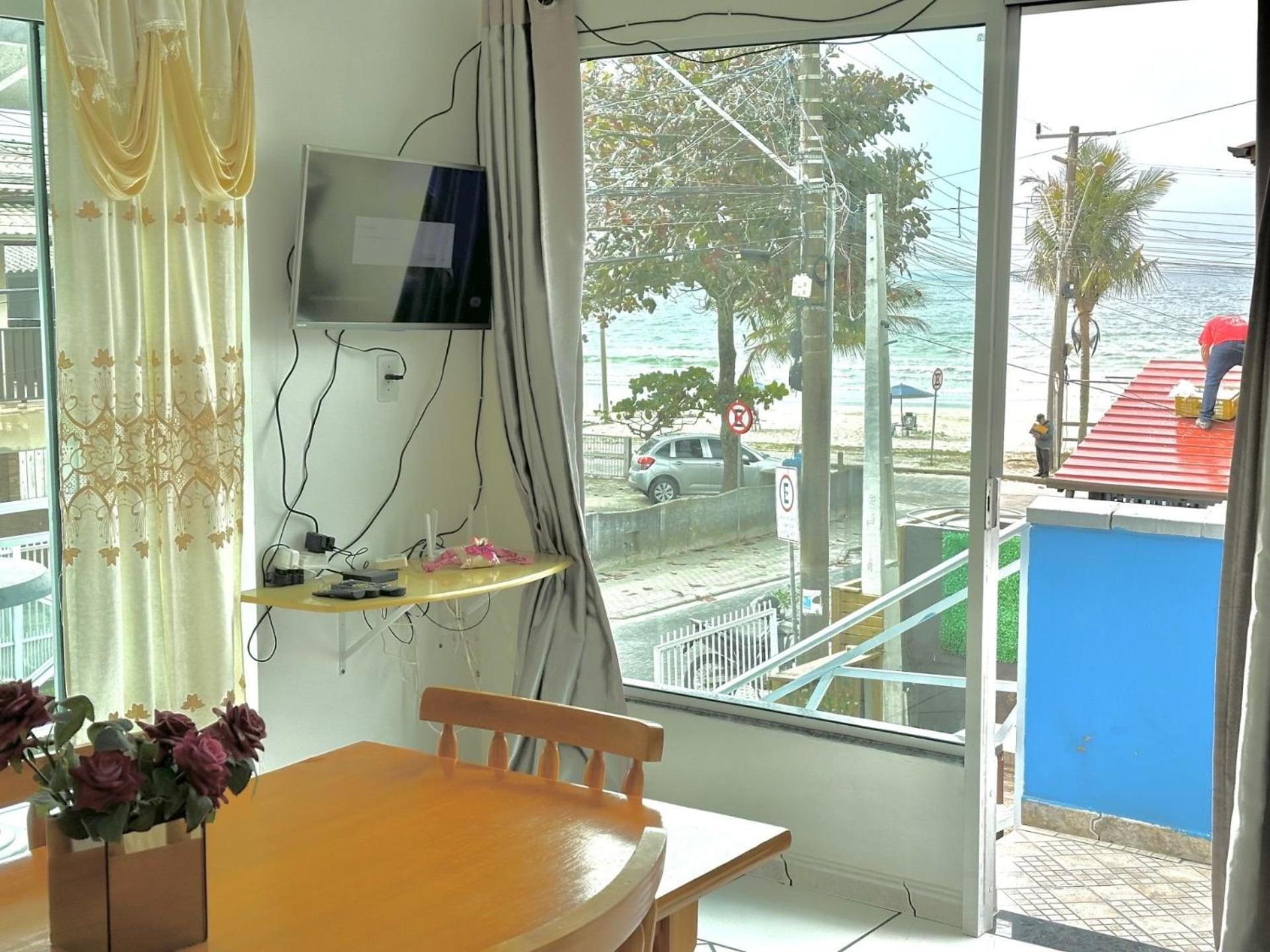 Casa na praia. Pé na areia. Vista mar ! Bombinhas Canto grande.