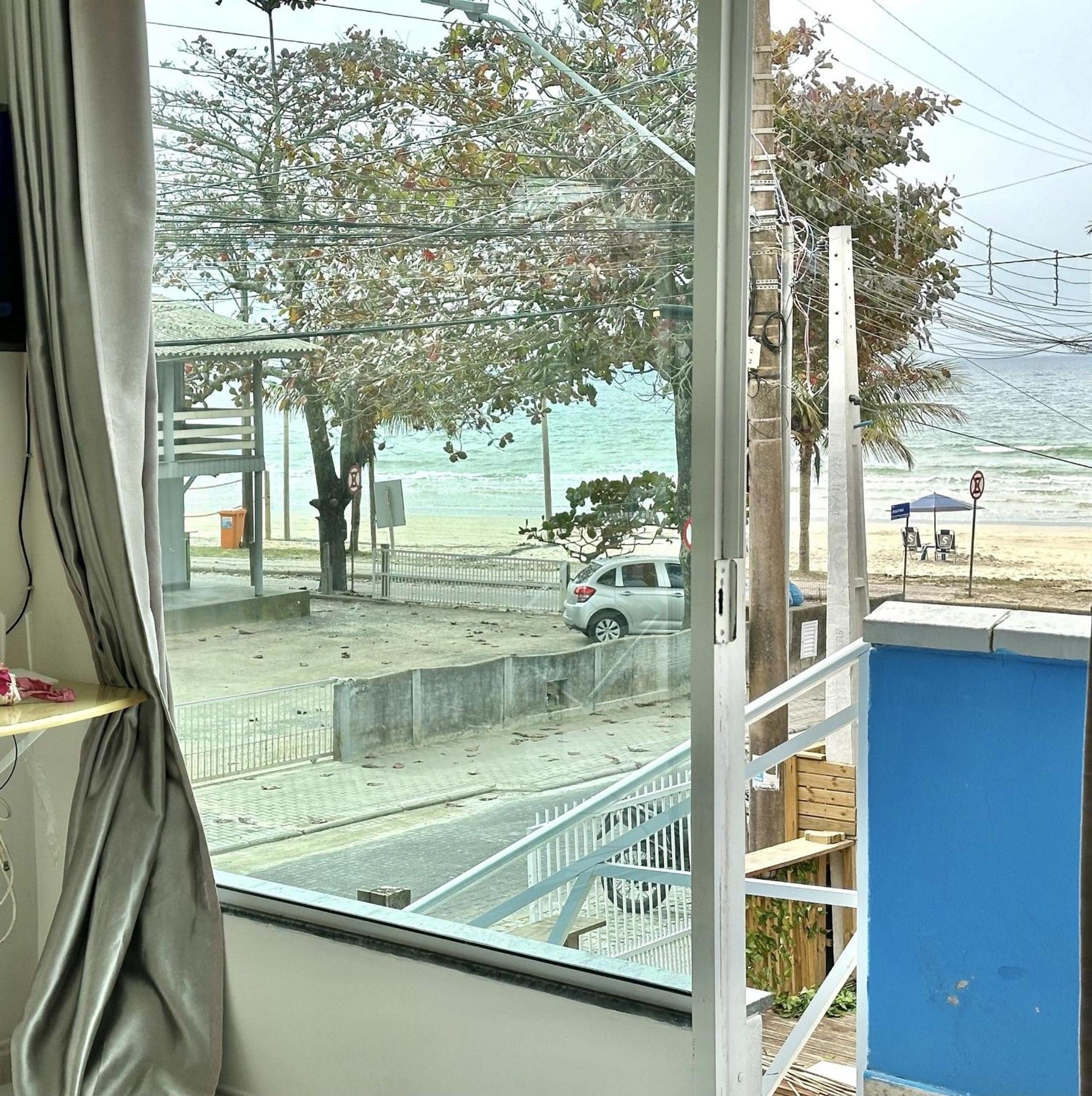 Casa na praia. Pé na areia. Vista mar ! Bombinhas Canto grande.