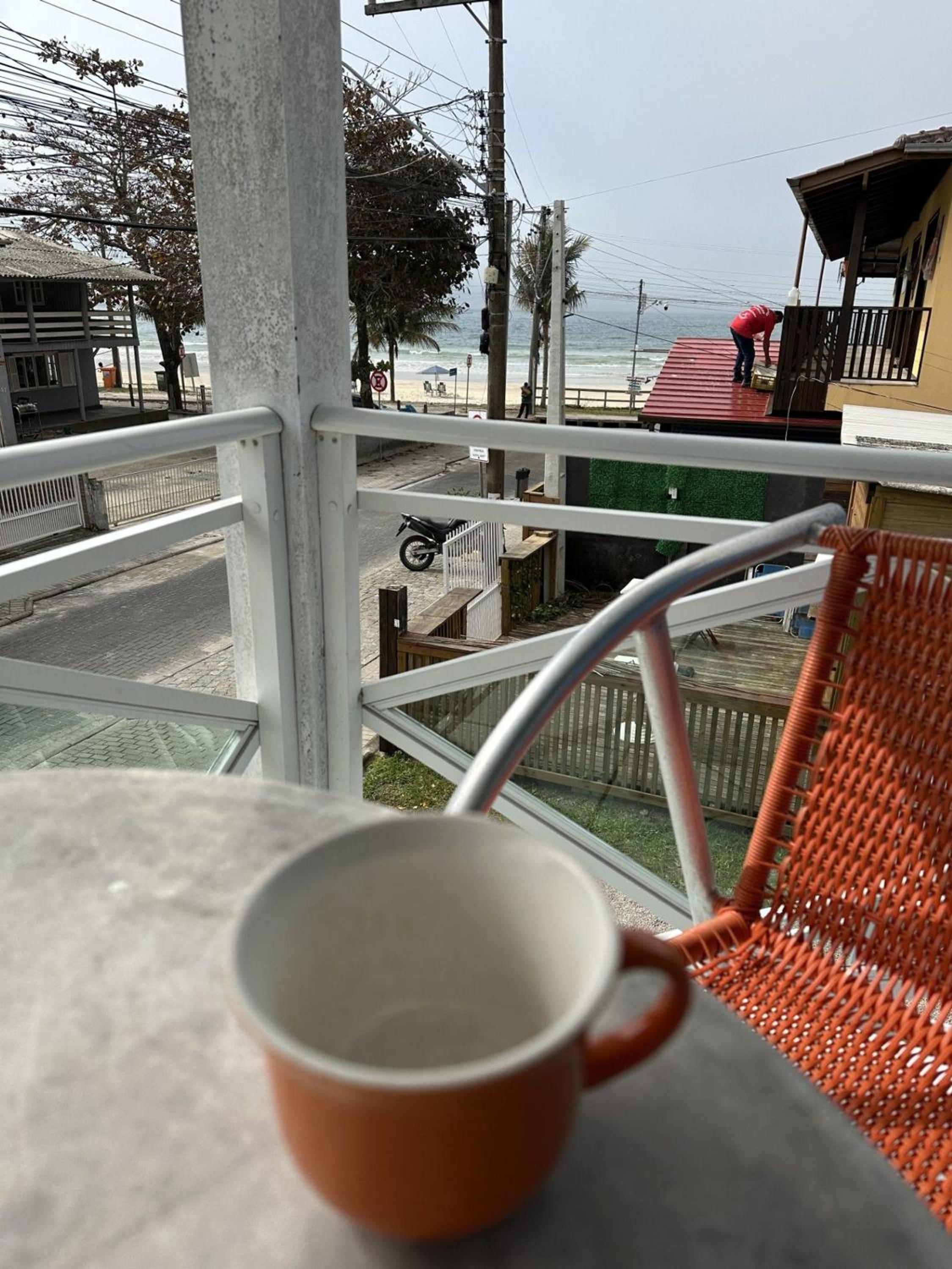Casa na praia. Pé na areia. Vista mar ! Bombinhas Canto grande.