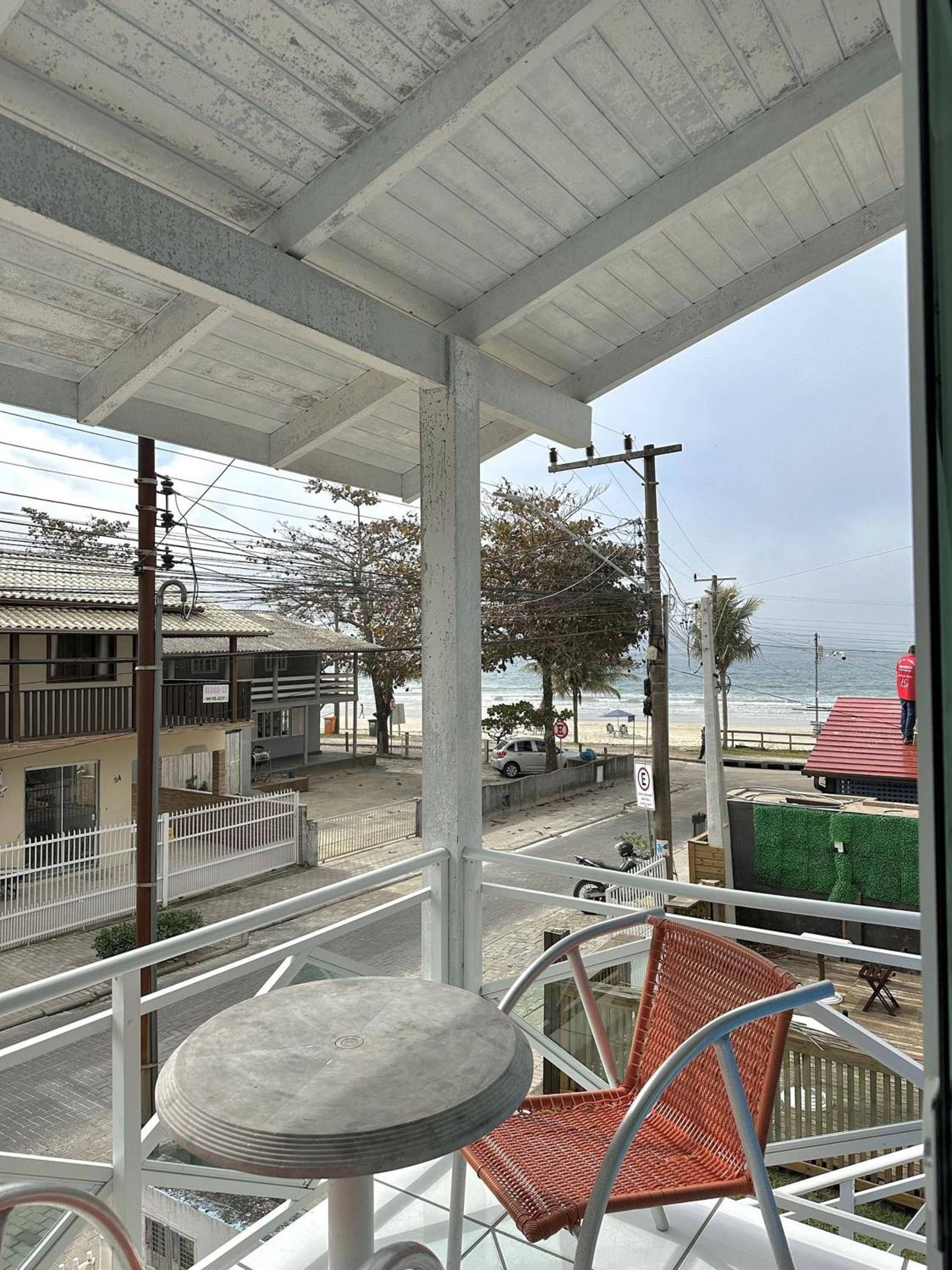 Casa na praia. Pé na areia. Vista mar ! Bombinhas Canto grande.