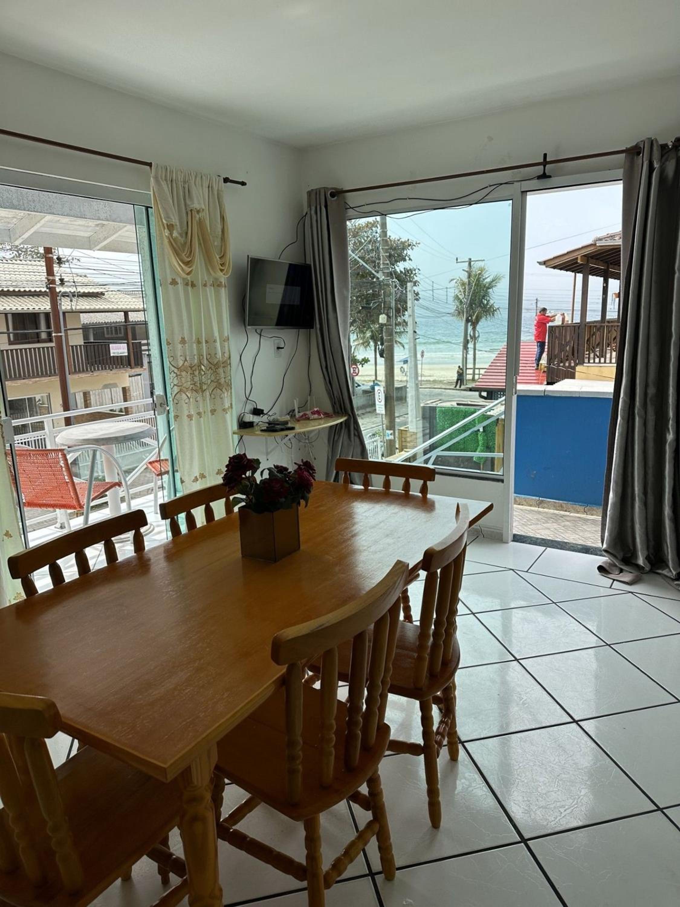 Casa na praia. Pé na areia. Vista mar ! Bombinhas Canto grande.
