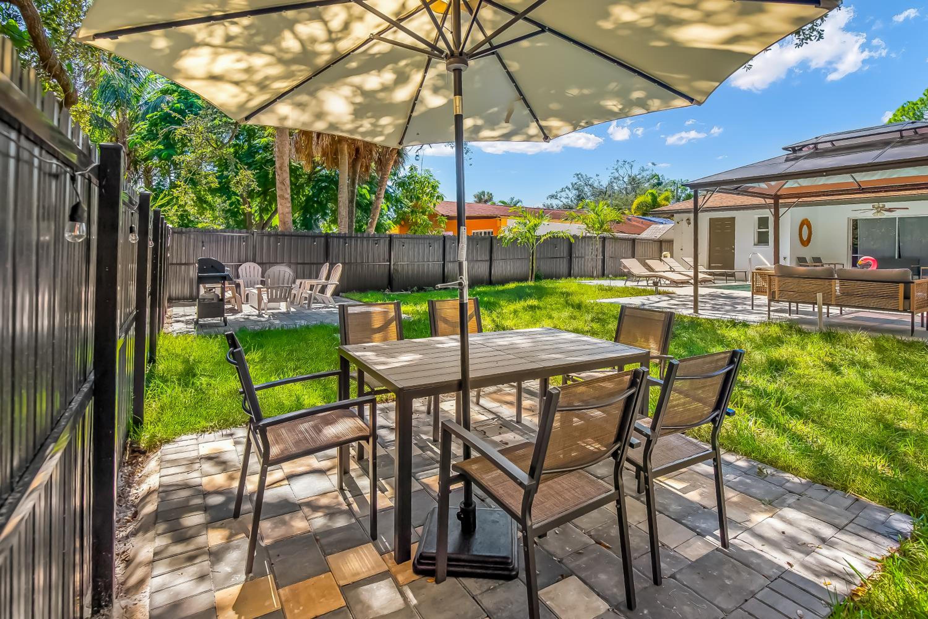 When in Naples! Heated Pool, Villa-Attached to one more Villa, 3miles to the beach view 5