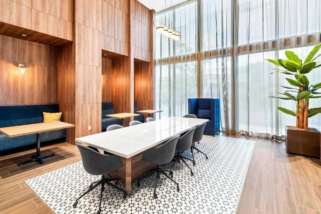 Downtown Miami King Bed, Luxe Condo, Free Parking