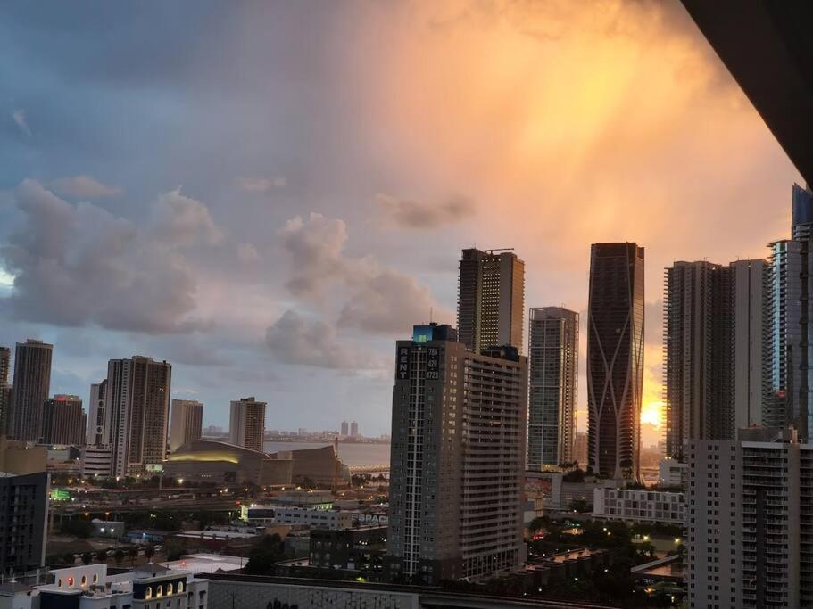 Downtown Miami King Bed, Luxe Condo, Free Parking