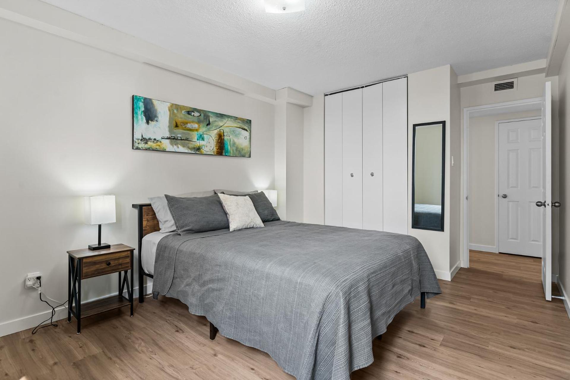 Downtown river-view high-rise, free parking, gym
