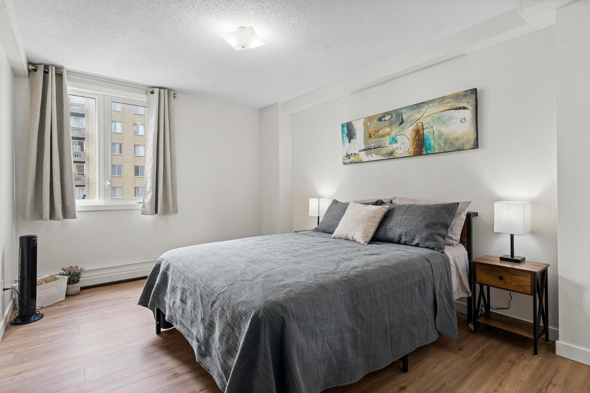 Downtown river-view high-rise, free parking, gym