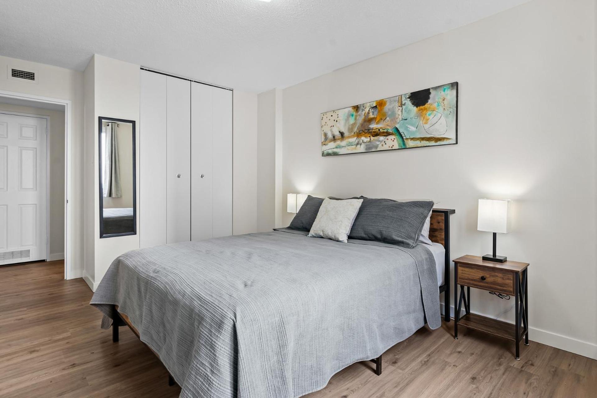 Downtown river-view high-rise, free parking, gym