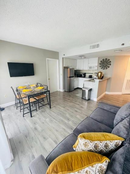 Universal Studios - Lake View 2 Bedrooms Apartment