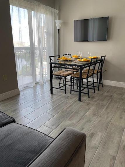 Universal Studios - Lake View 2 Bedrooms Apartment