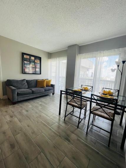 Universal Studios - Lake View 2 Bedrooms Apartment