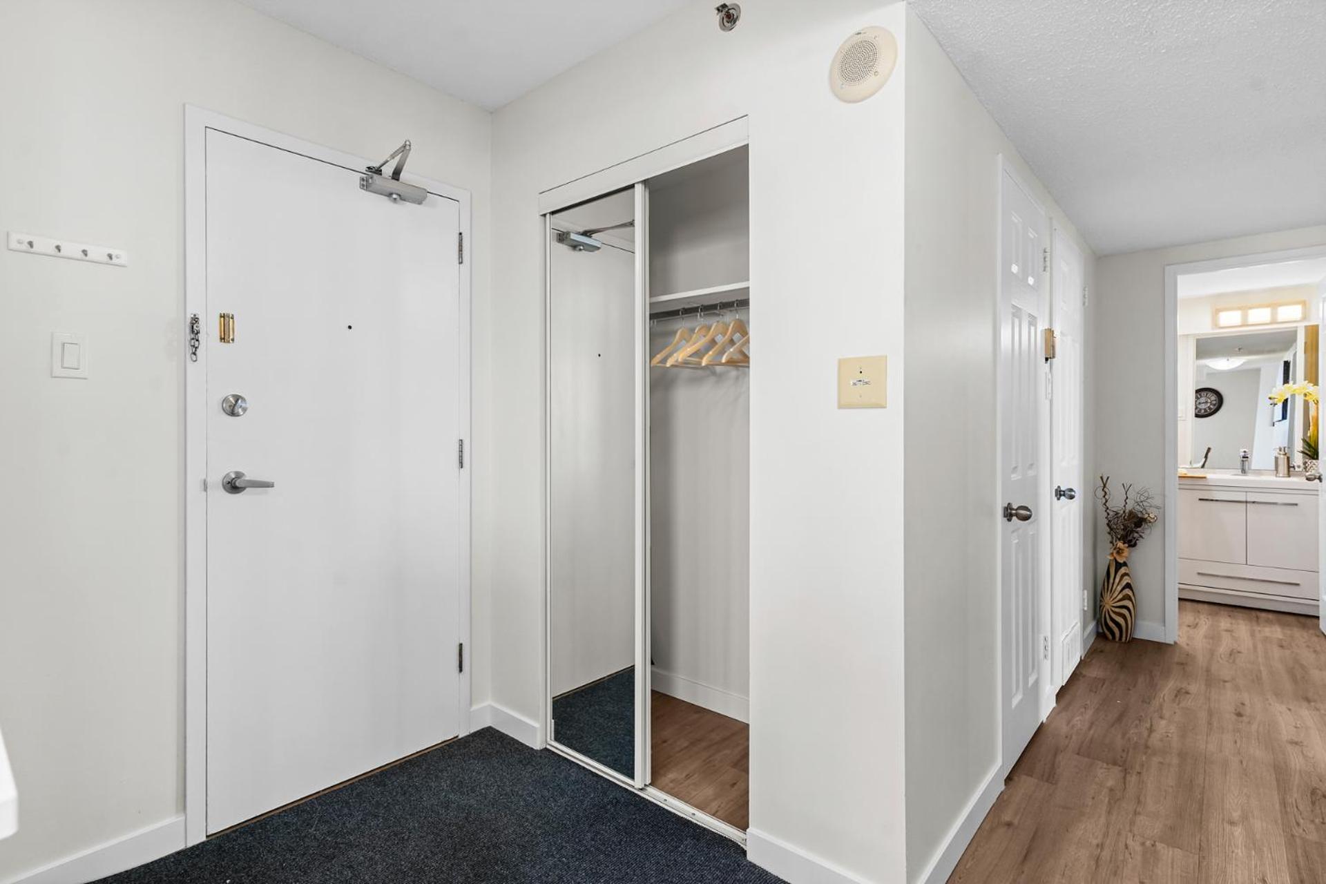 Downtown river-view high-rise, free parking, gym